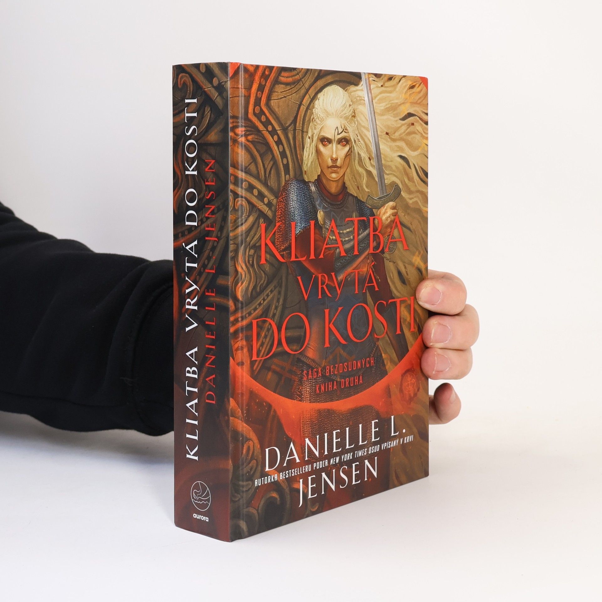 Danielle L. Jensen Kliatba vrytá do kosti