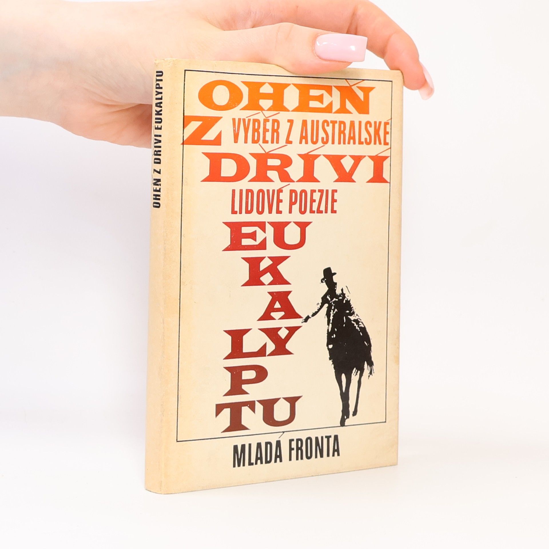 Karel Ulbert Oheň z dříví eukalyptu