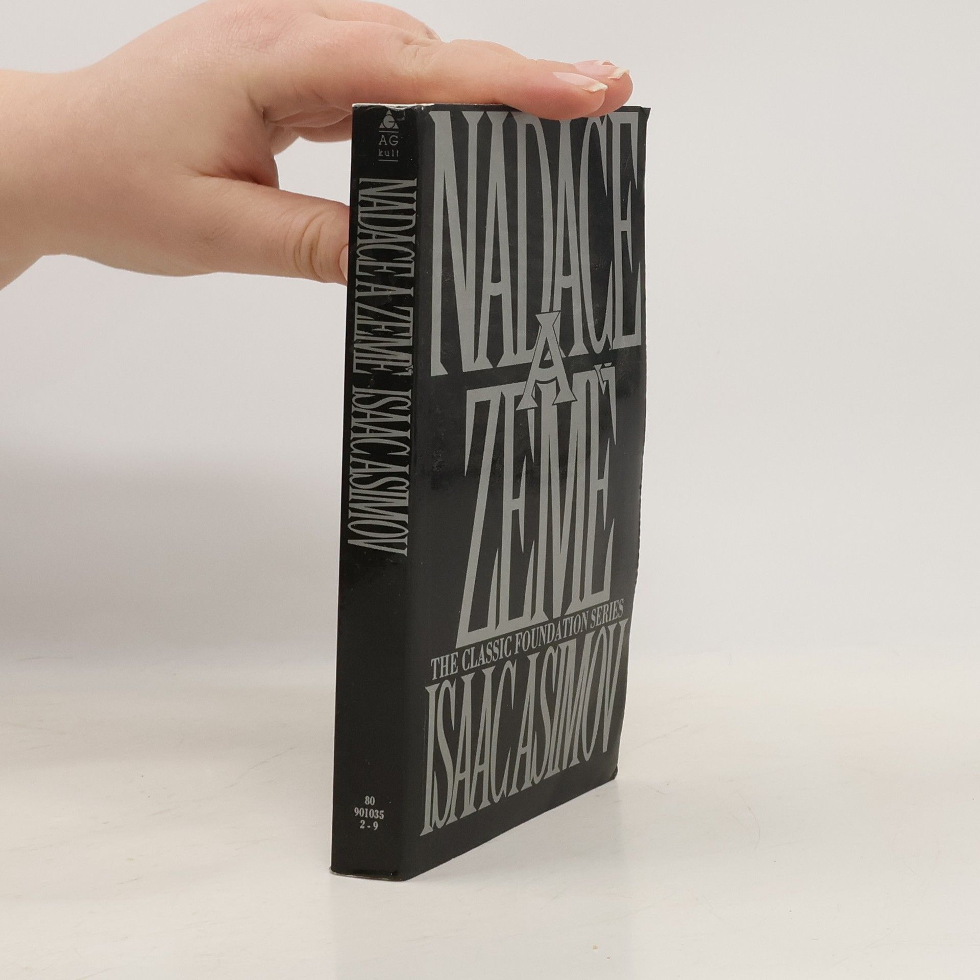 Isaac Asimov Nadace a Země