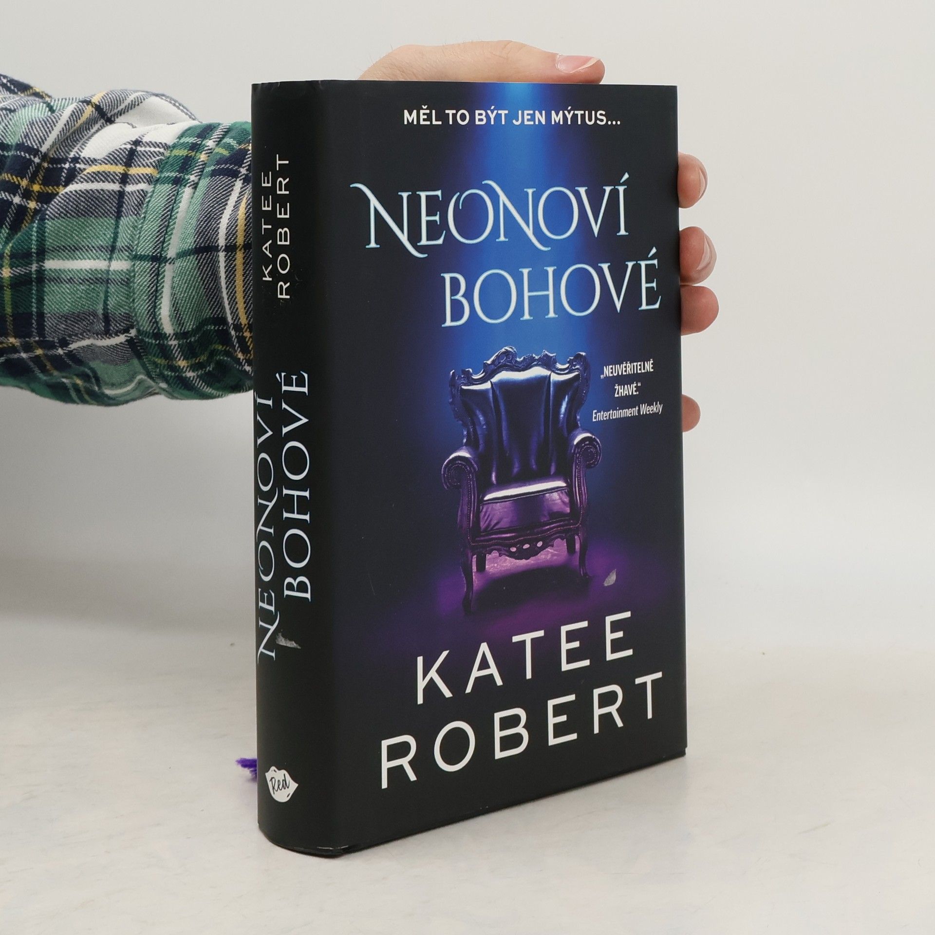 Katee Robert Neonoví bohové