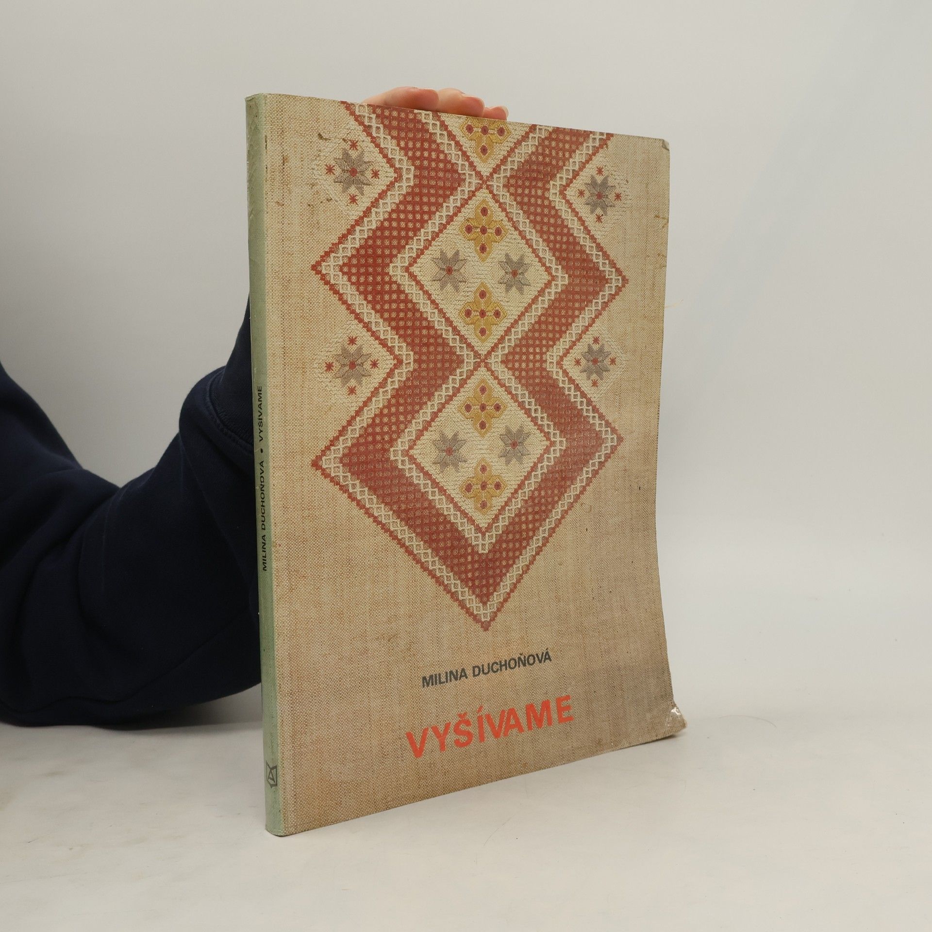 Milina Duchoňová Vyšívame