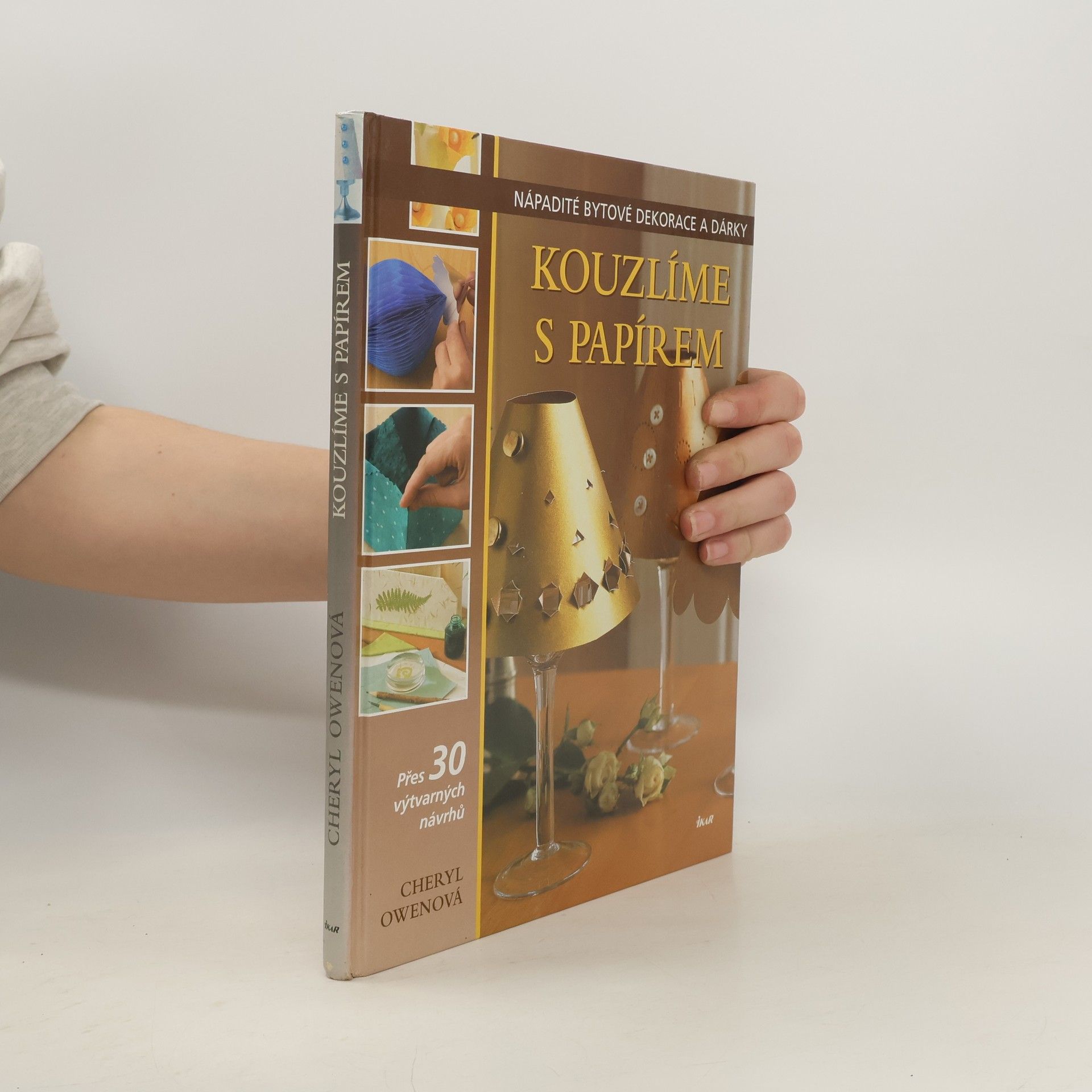 Cheryl Owen Kouzlíme s papírem