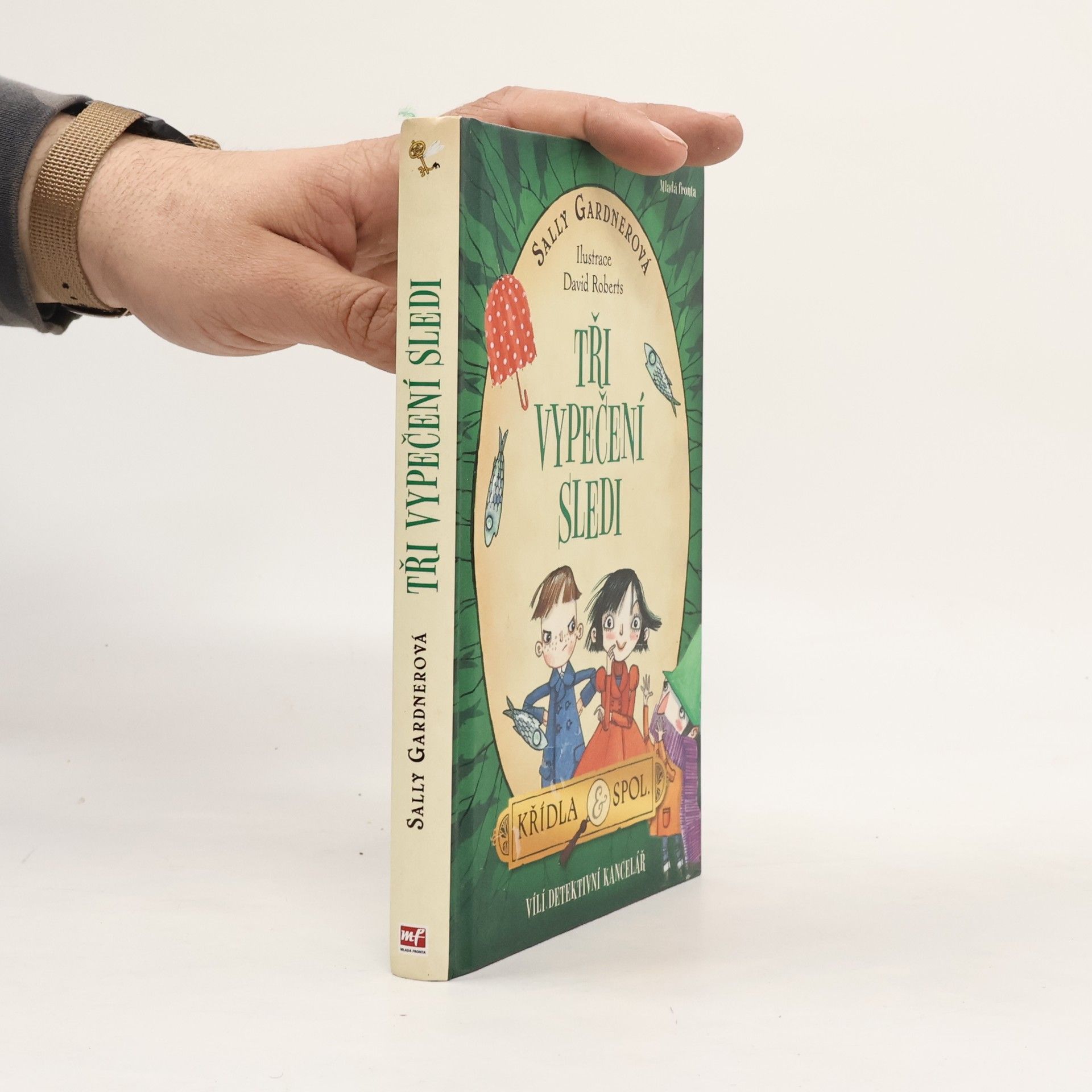 Sally Gardner Křídla & spol. : vílí detektivní kancelář. Tři vypečení sledi