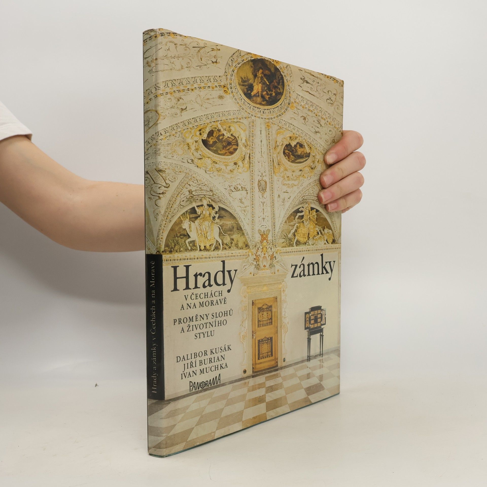 Dalibor Kusák Hrady a zámky v Čechách a na Moravě. Proměny slohů a životního stylu