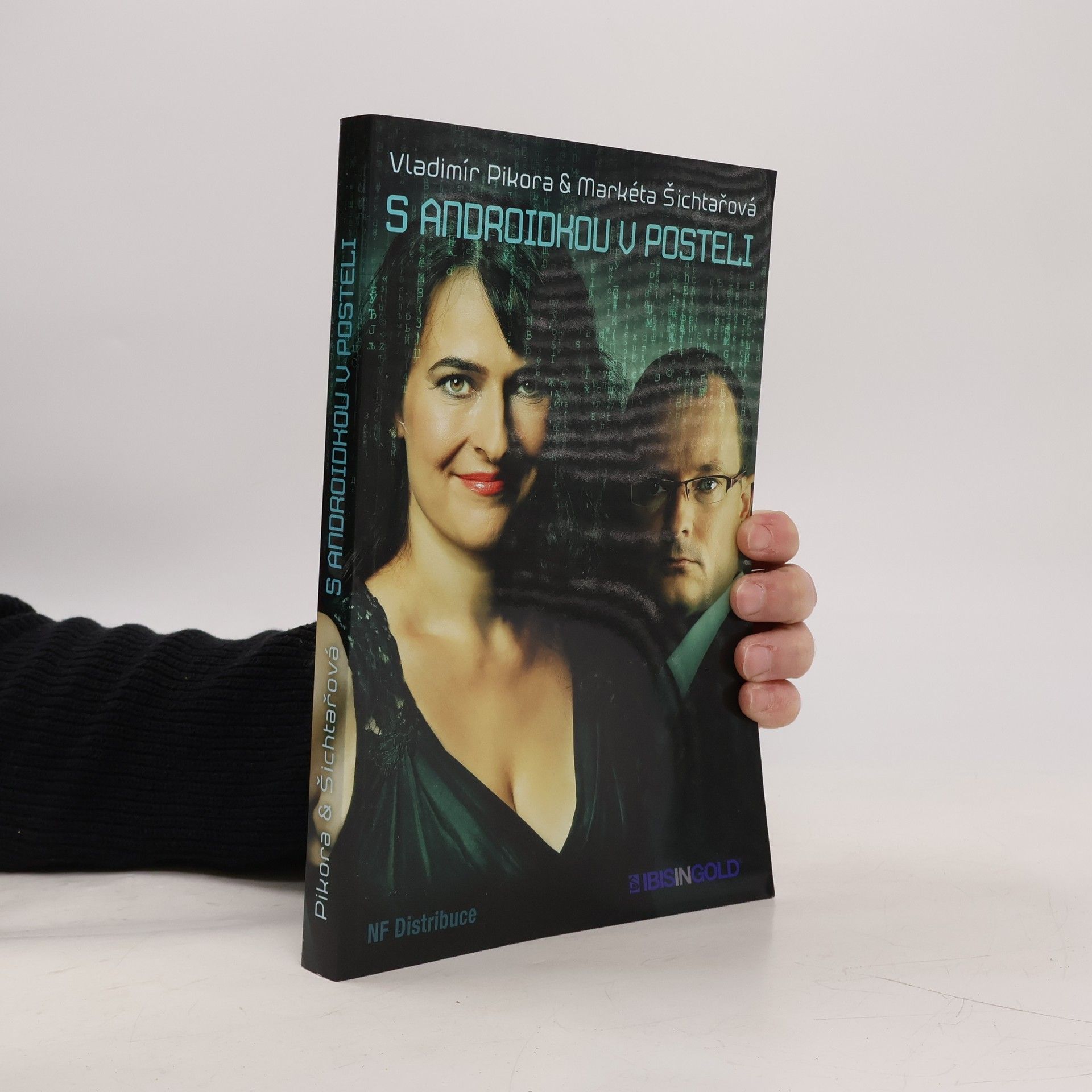 S androidkou v posteli