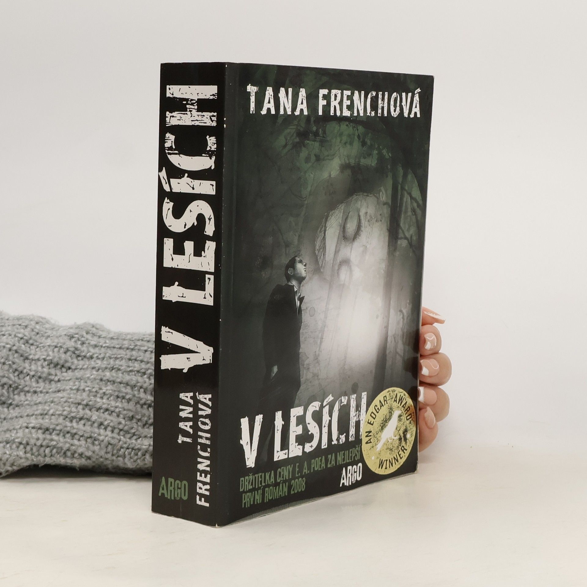 Tana French V lesích