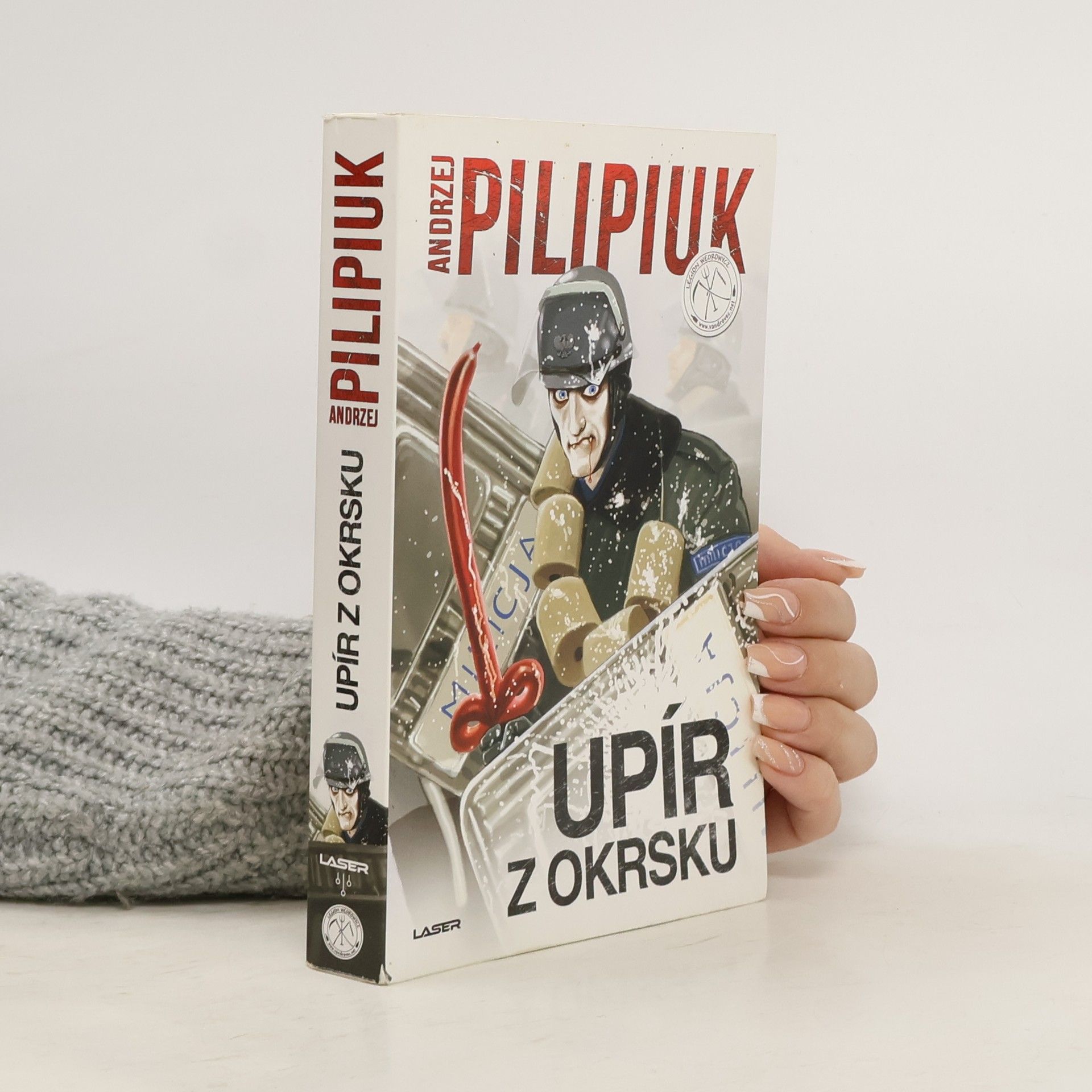 Andrzej Pilipiuk Upír z okrsku