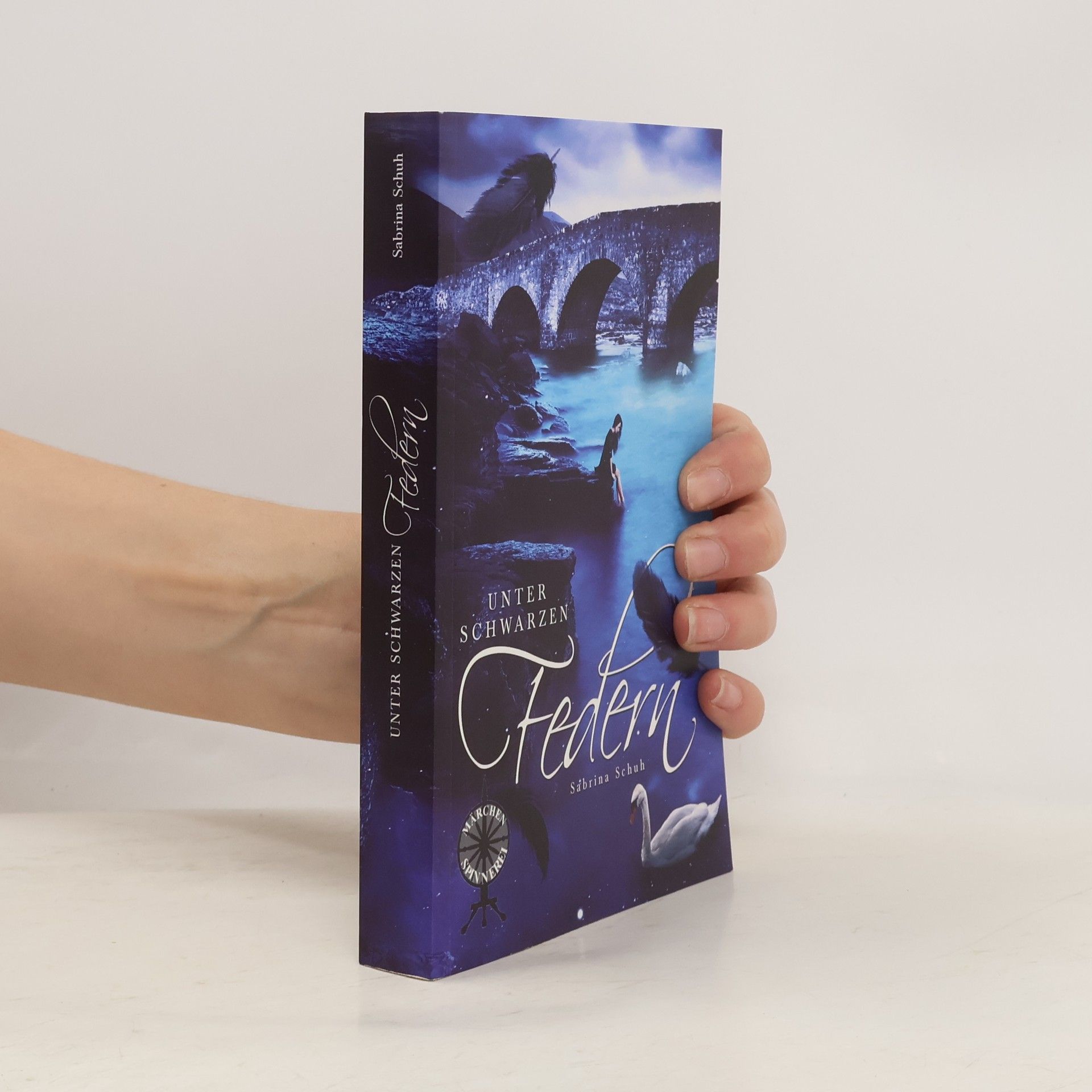 Sabrina Schuh Unter schwarzen Federn