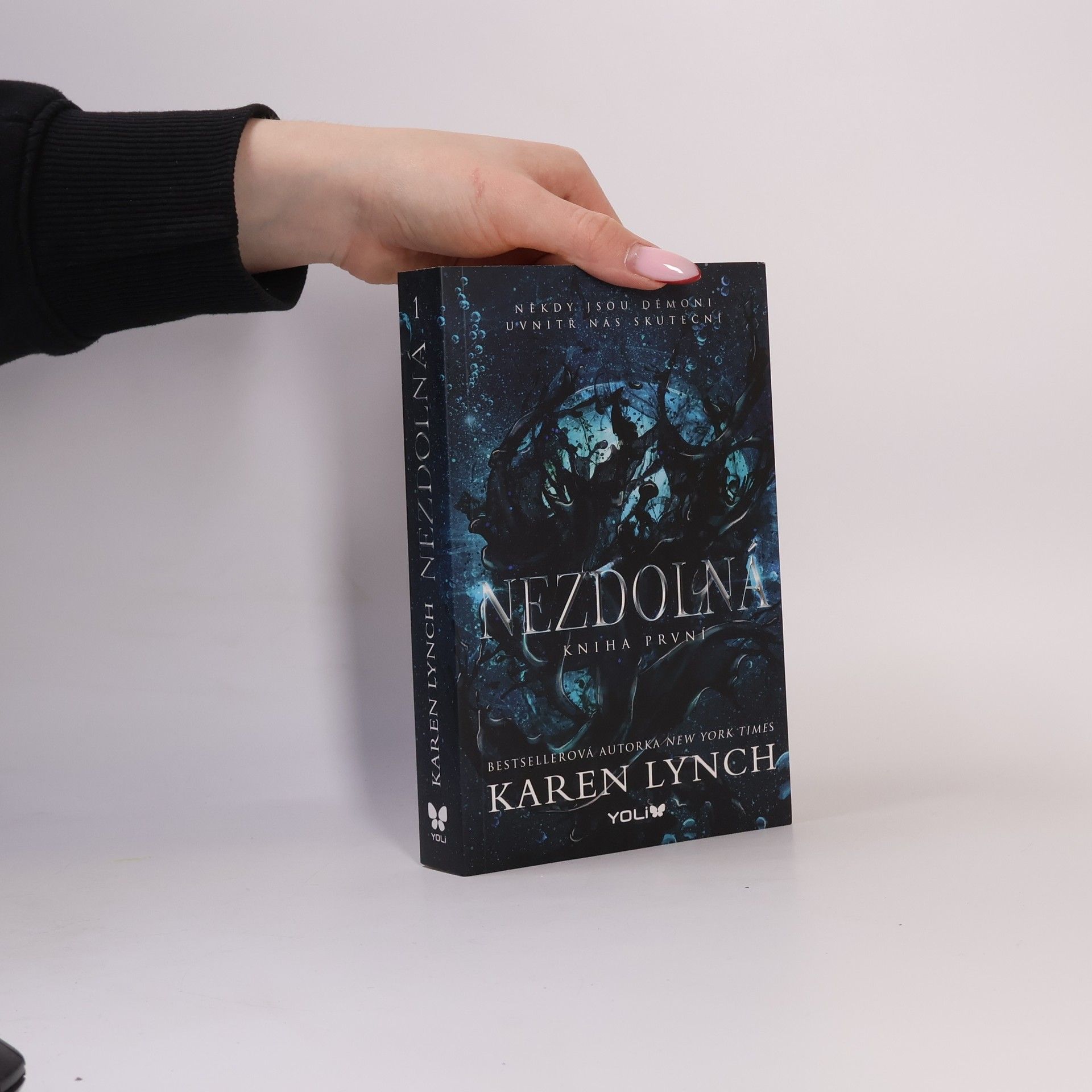 Karen Lynch Nezdolná. Kniha první