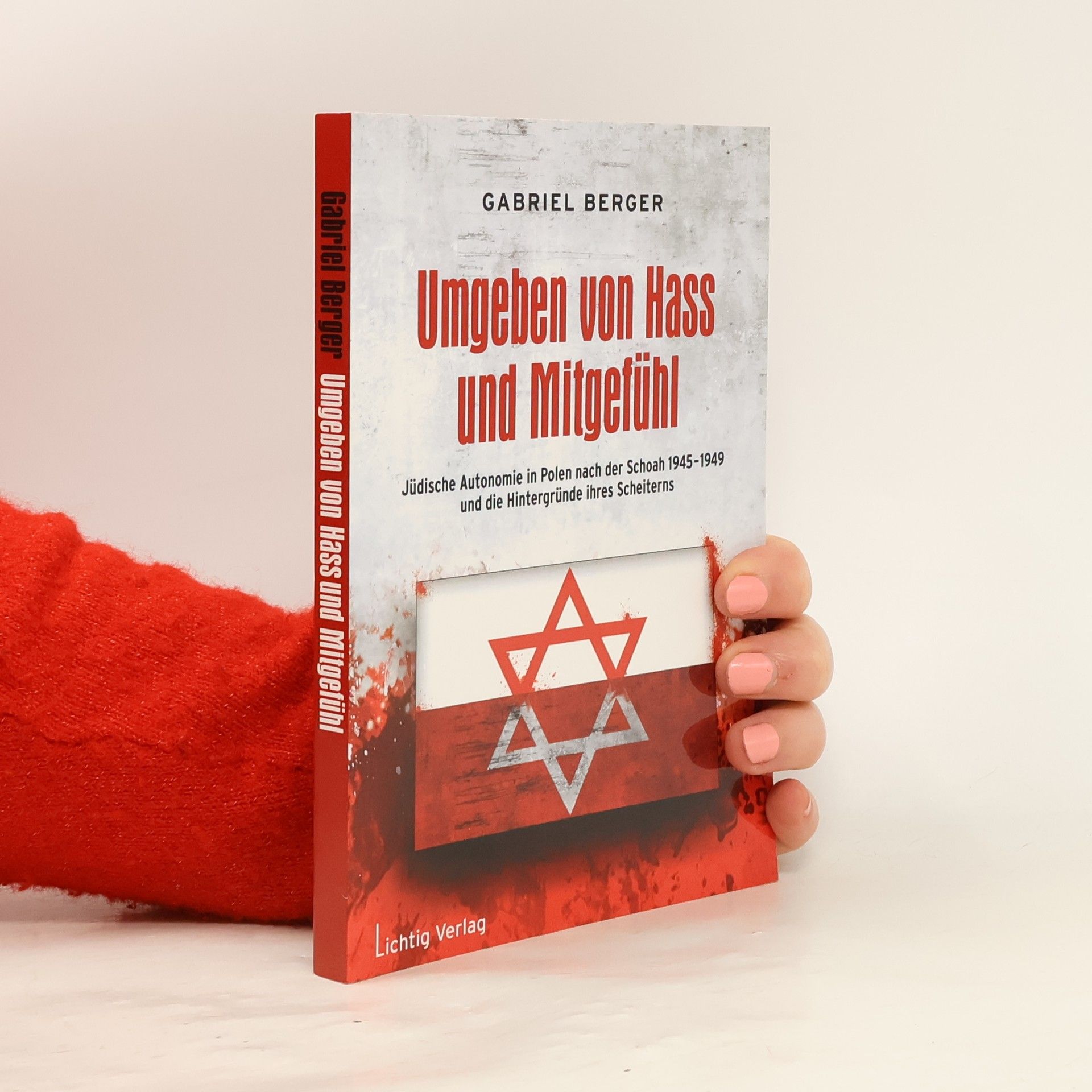 Umgeben von Hass und Mitgefühl