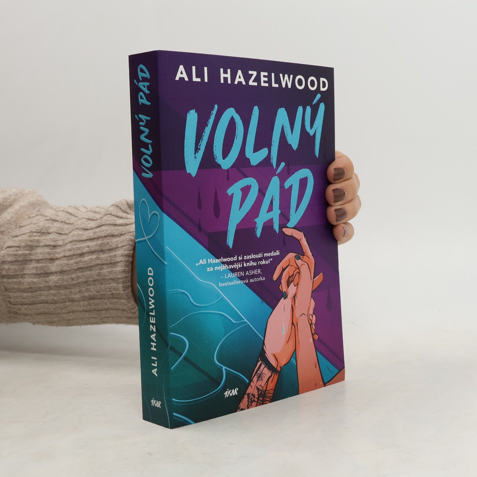 Ali Hazelwood Volný pád