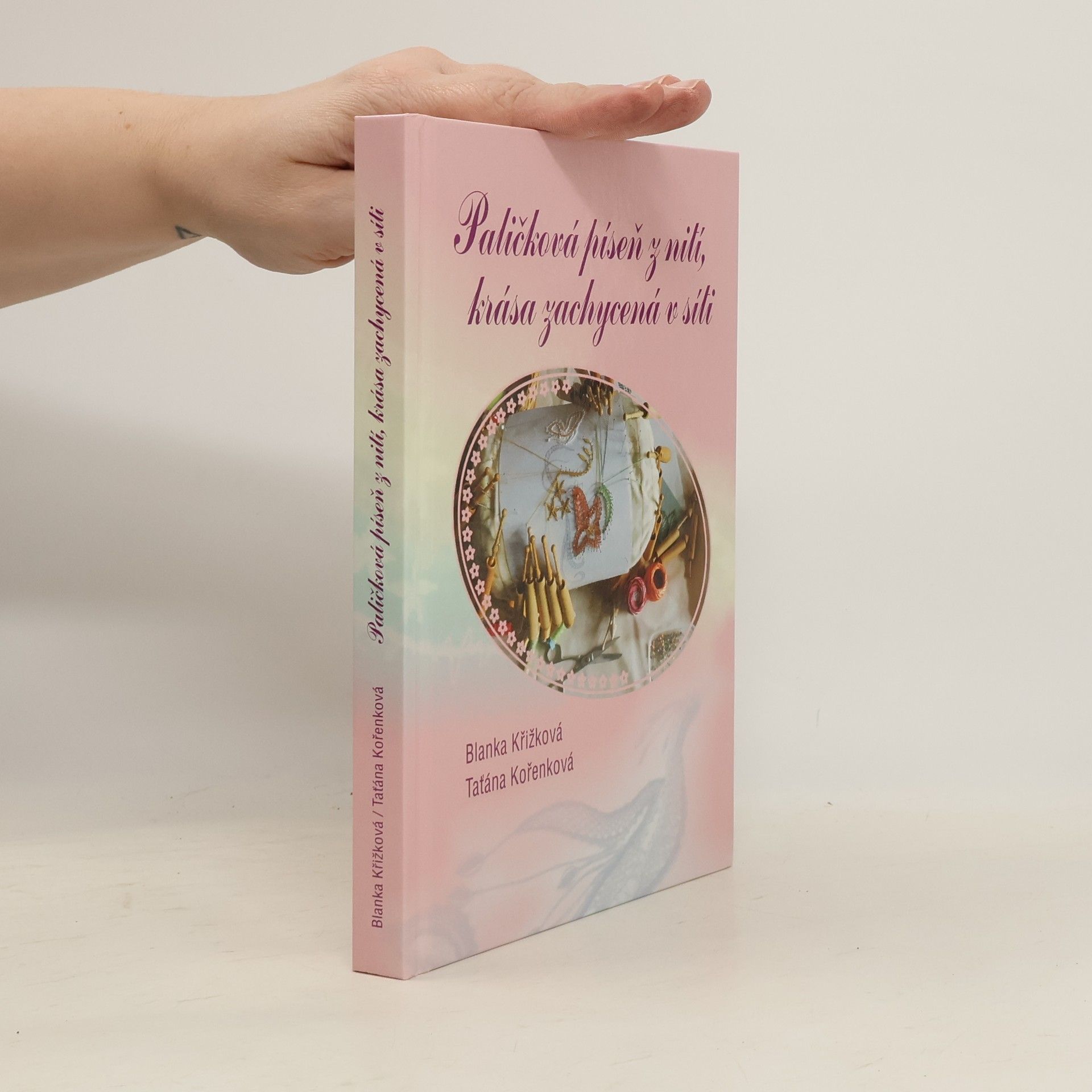 Paličková píseň z nití, krása zachycená v síti