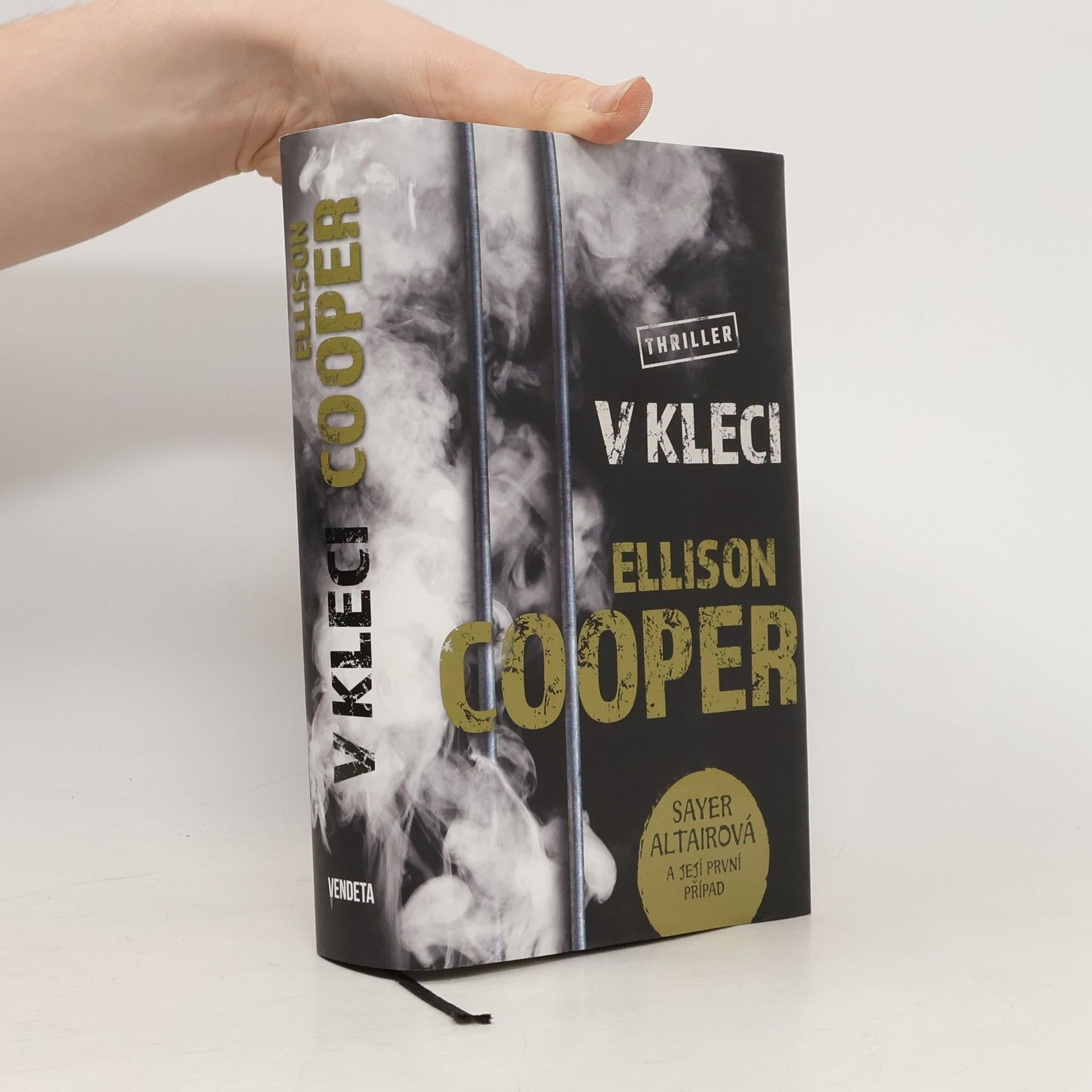 Ellison Cooper V kleci