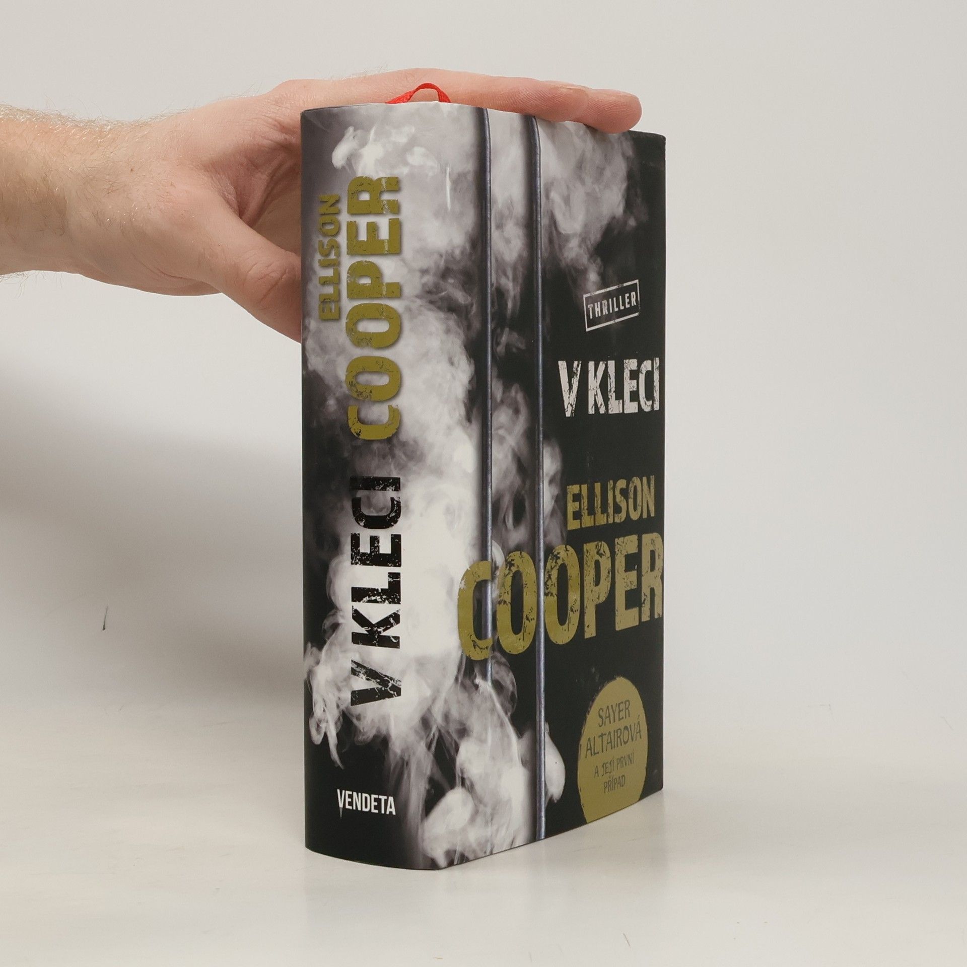Ellison Cooper V kleci