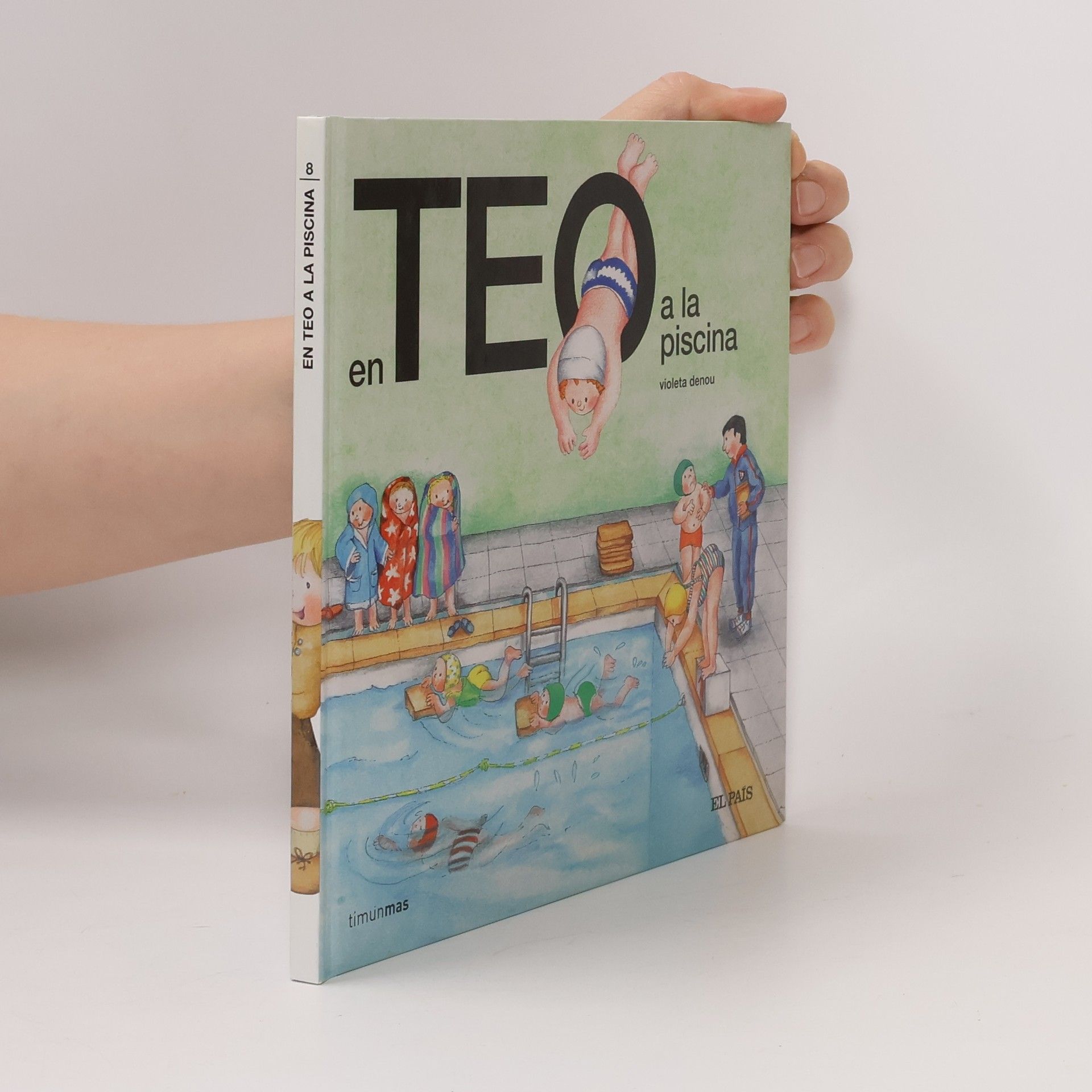 Violeta Denou Teo en la piscina