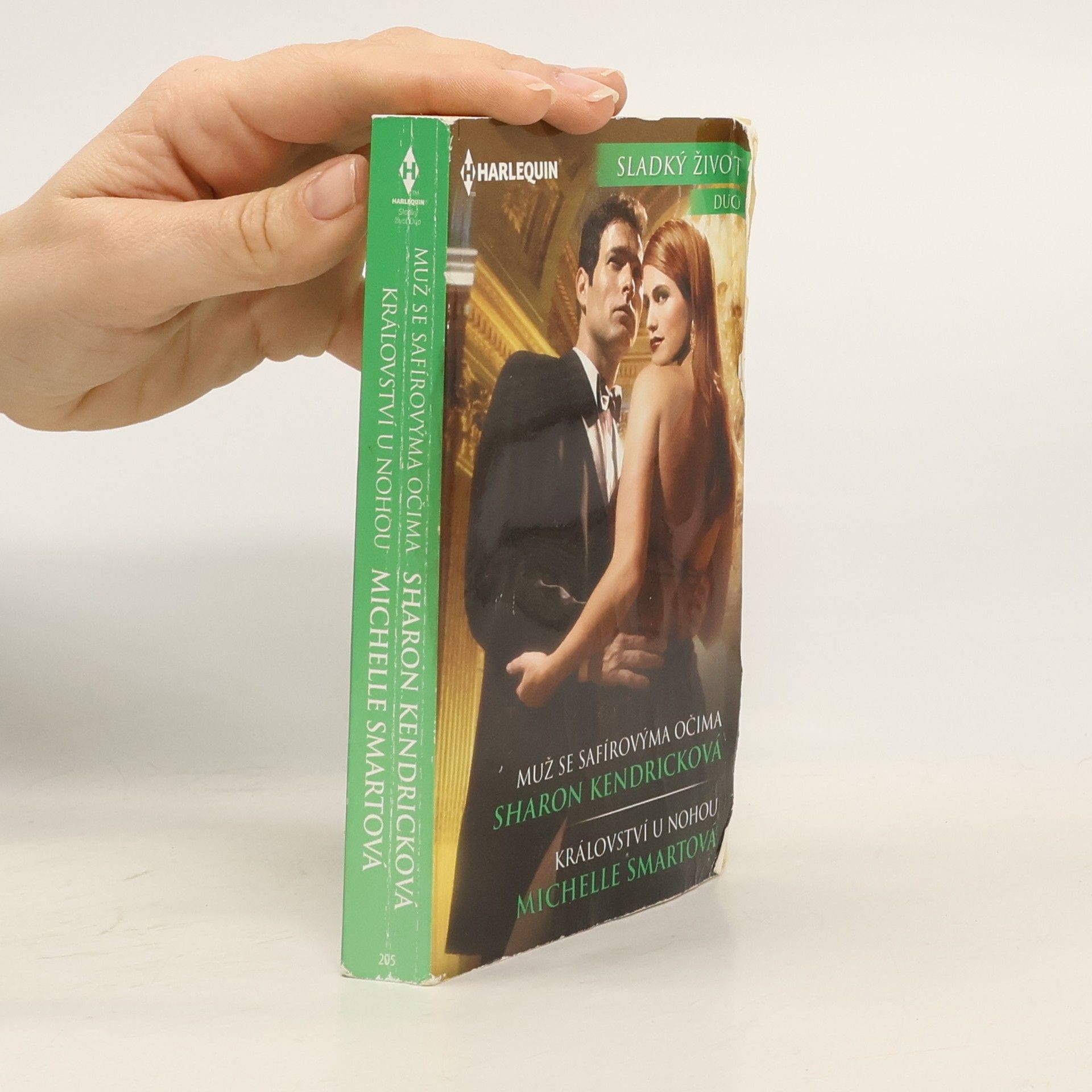 Sharon Kendrick Muž se safírovýma očima / Království u nohou