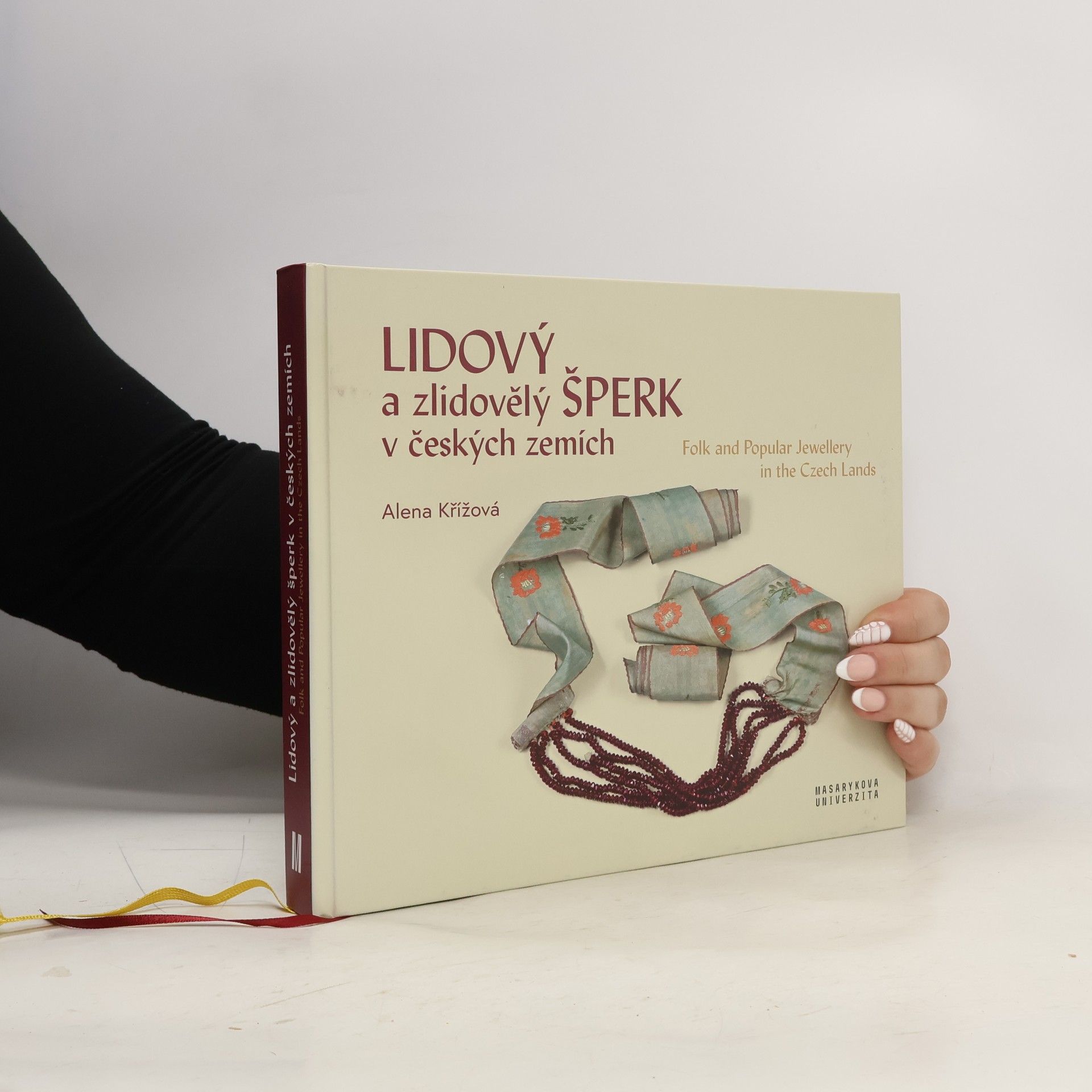 Alena Křížová Lidový a zlidovělý šperk v českých zemích = Folk and popular jewellery in the Czech lands