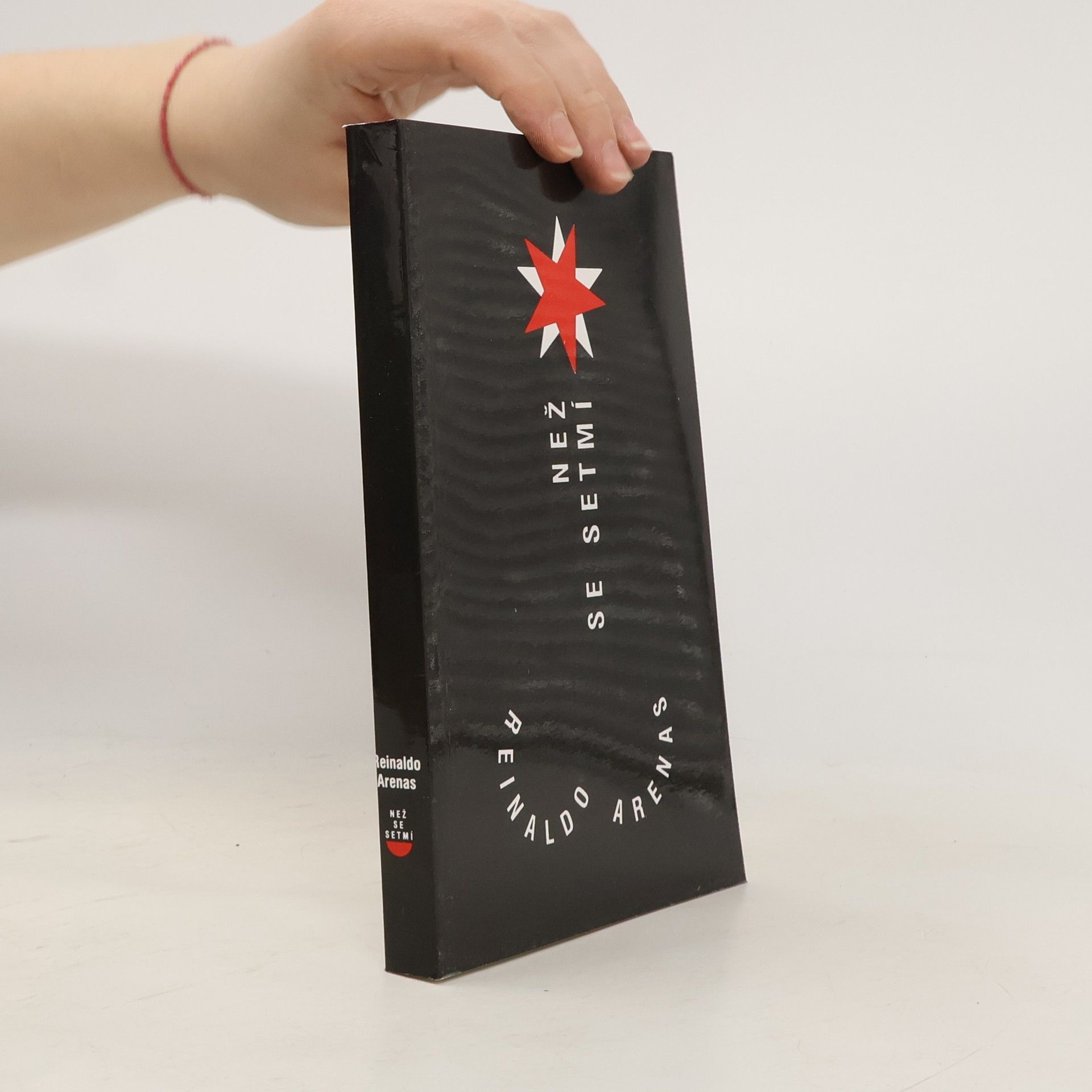 Reinaldo Arenas Než se setmí : autobiografie