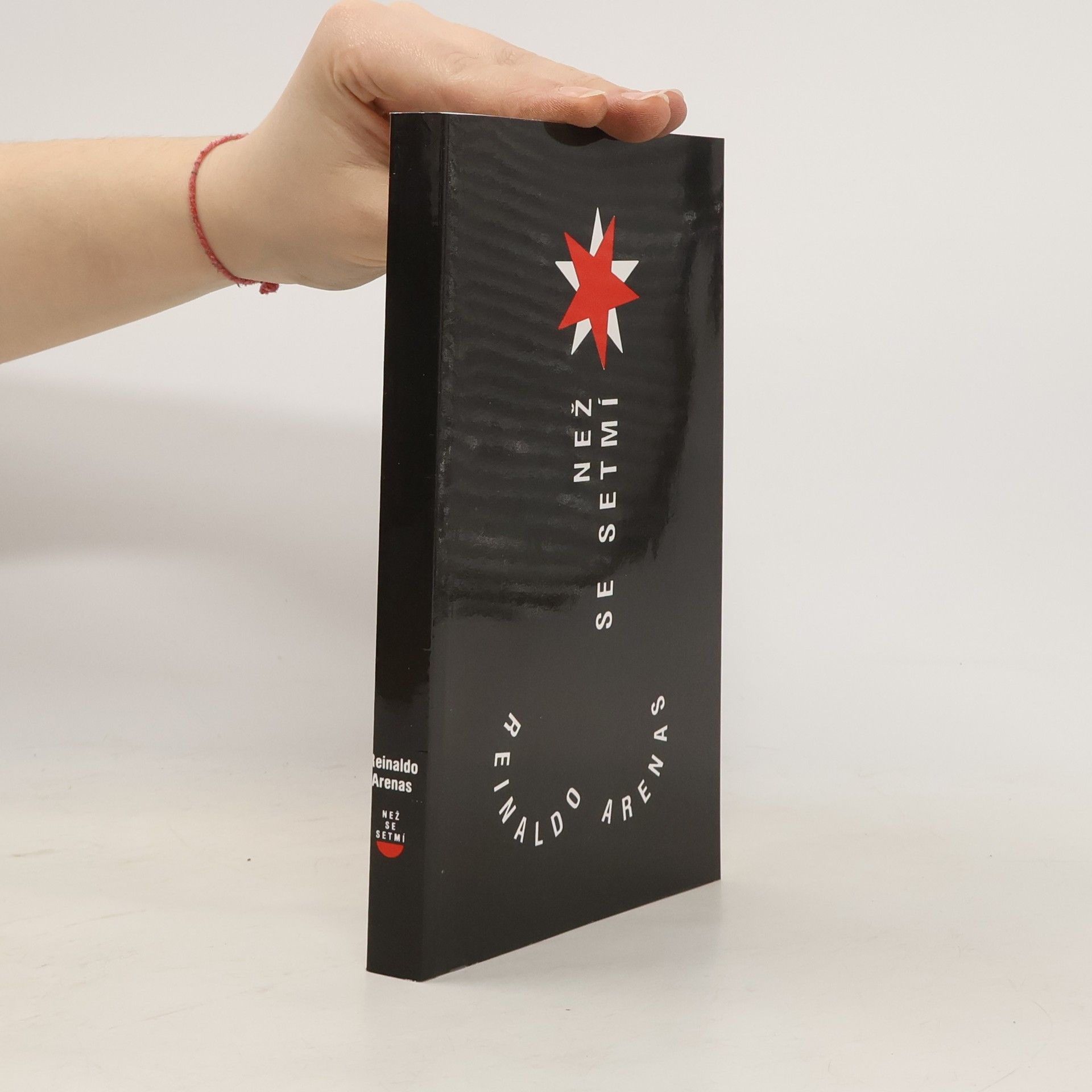 Reinaldo Arenas Než se setmí : autobiografie