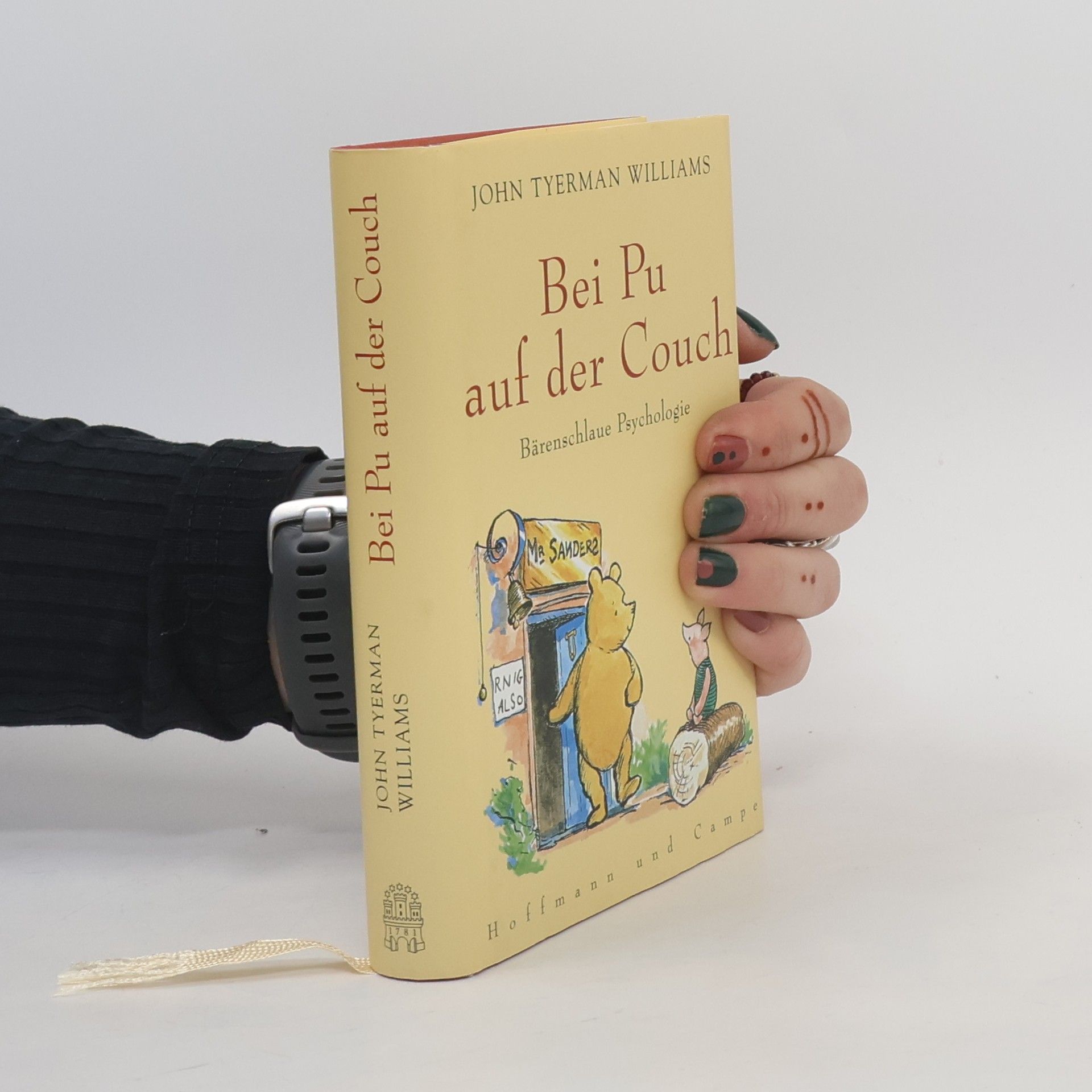 John Tyerman Williams Bei Pu auf der Couch