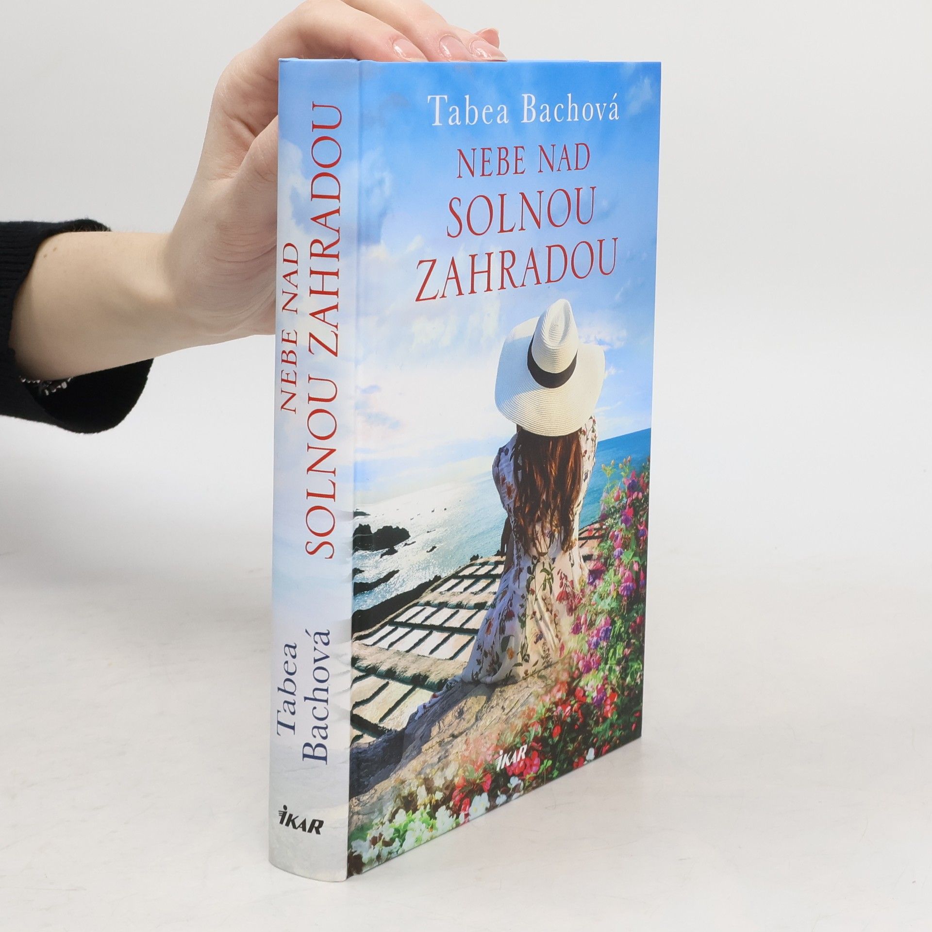 Tabea Bach Nebe nad solnou zahradou