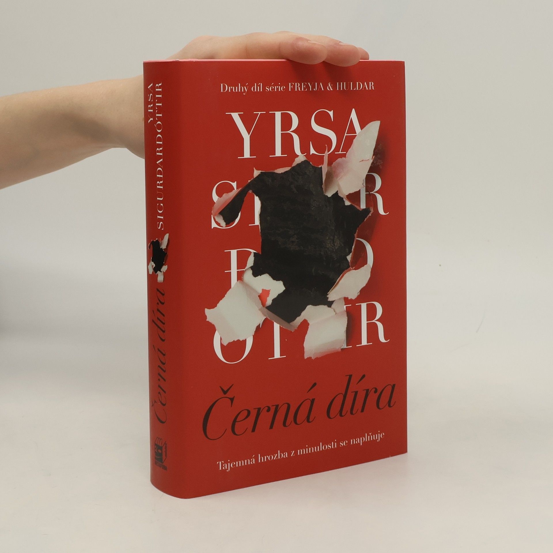 Yrsa Sigurðardóttir Černá díra
