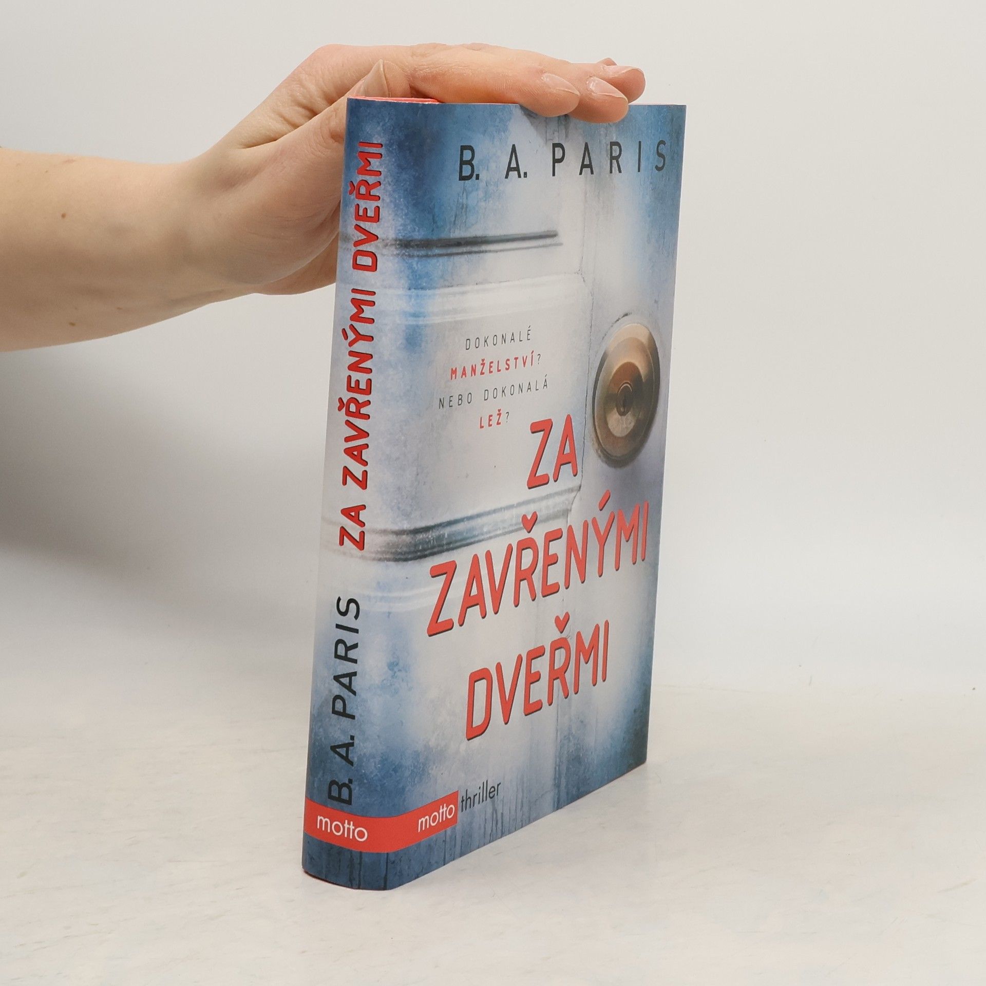B.A. Paris Za zavřenými dveřmi