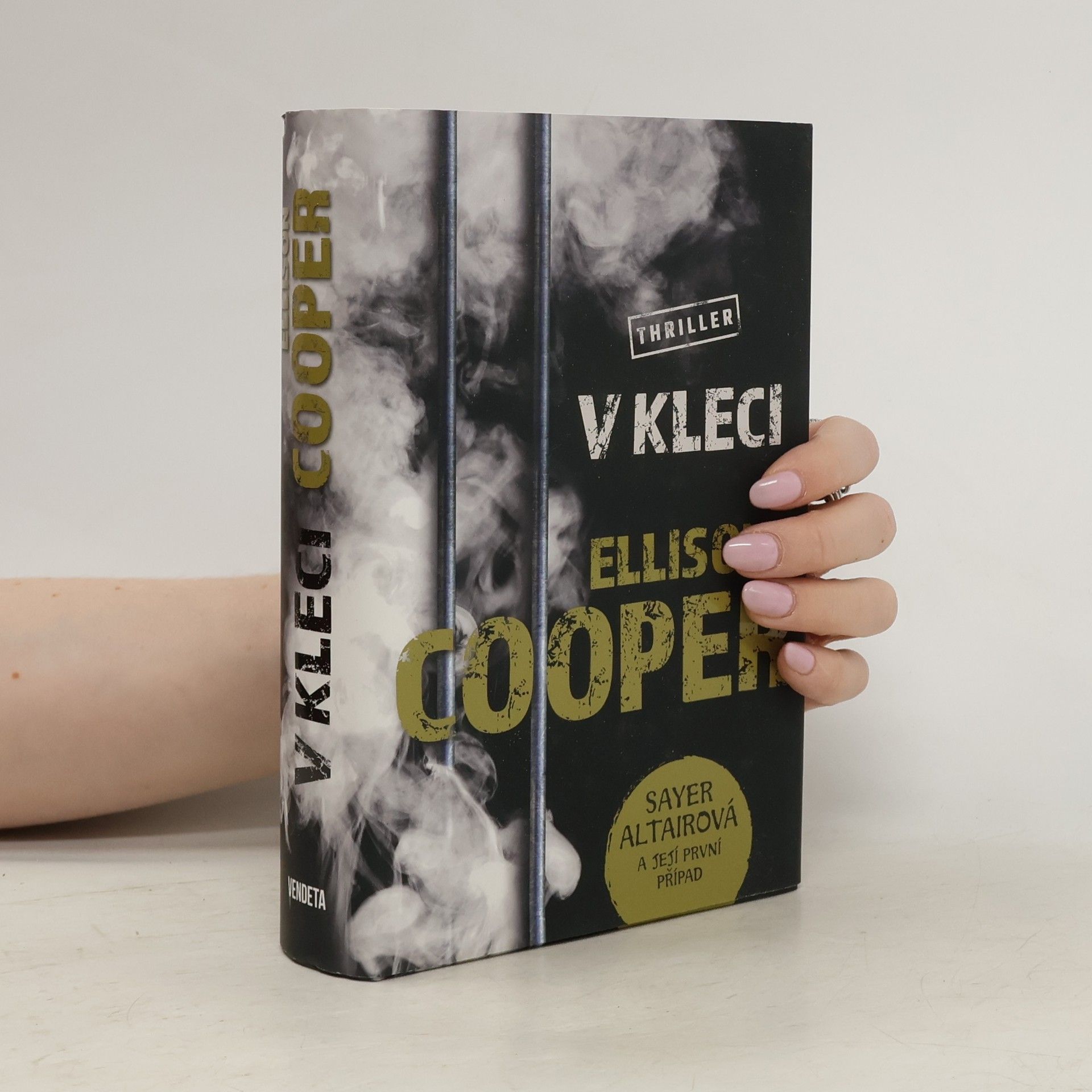 Ellison Cooper V kleci