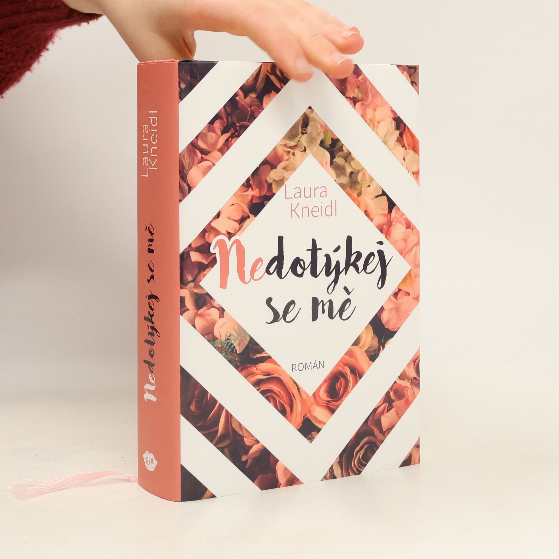 Laura Kneidl Nedotýkej se mě