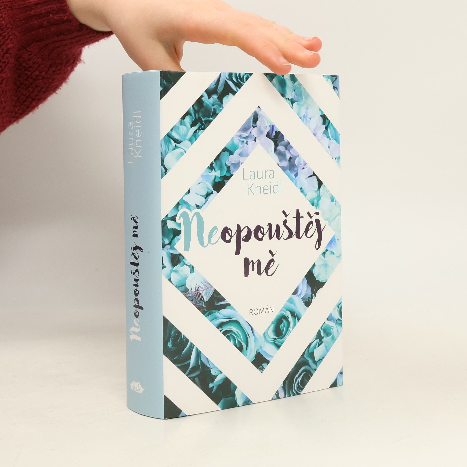 Laura Kneidl Neopouštěj mě