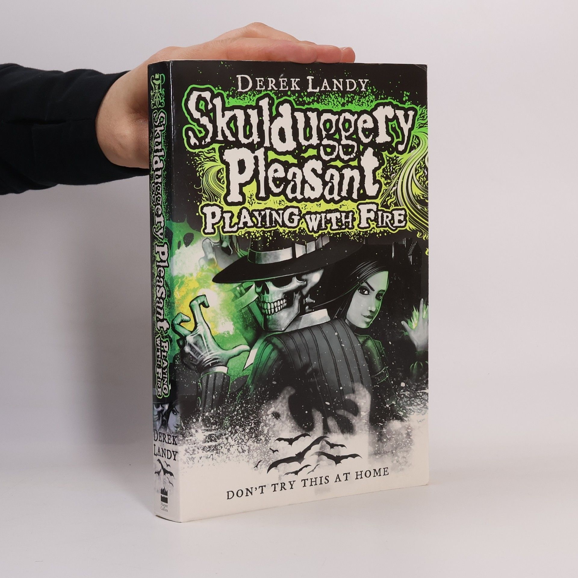 Derek Landy Skulduggery Pleasant. Playing with Fire