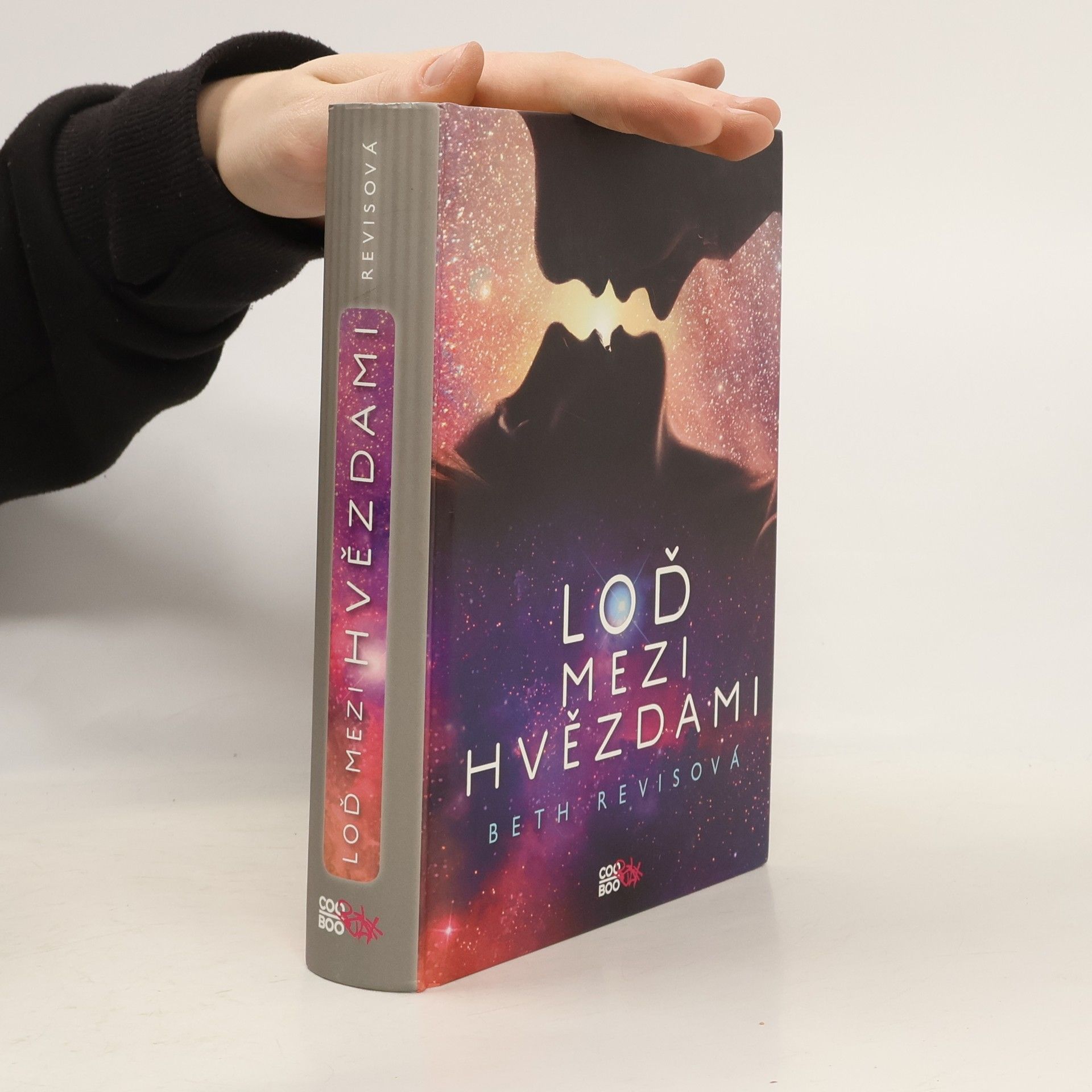 Beth Revis Loď mezi hvězdami