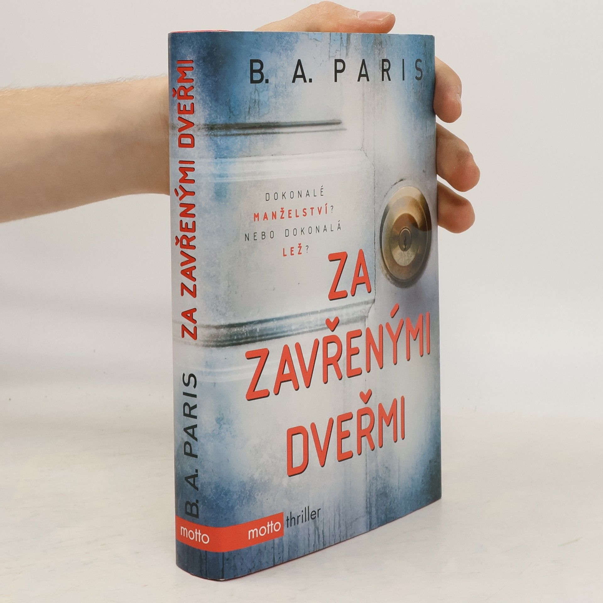 B.A. Paris Za zavřenými dveřmi