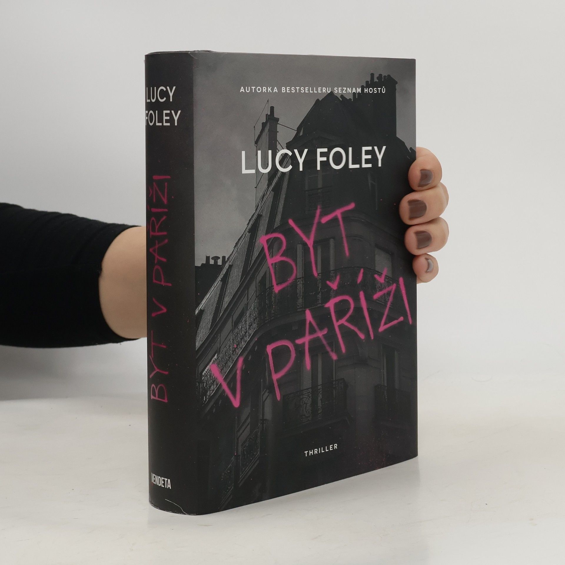 Lucy Foley Byt v Paříži
