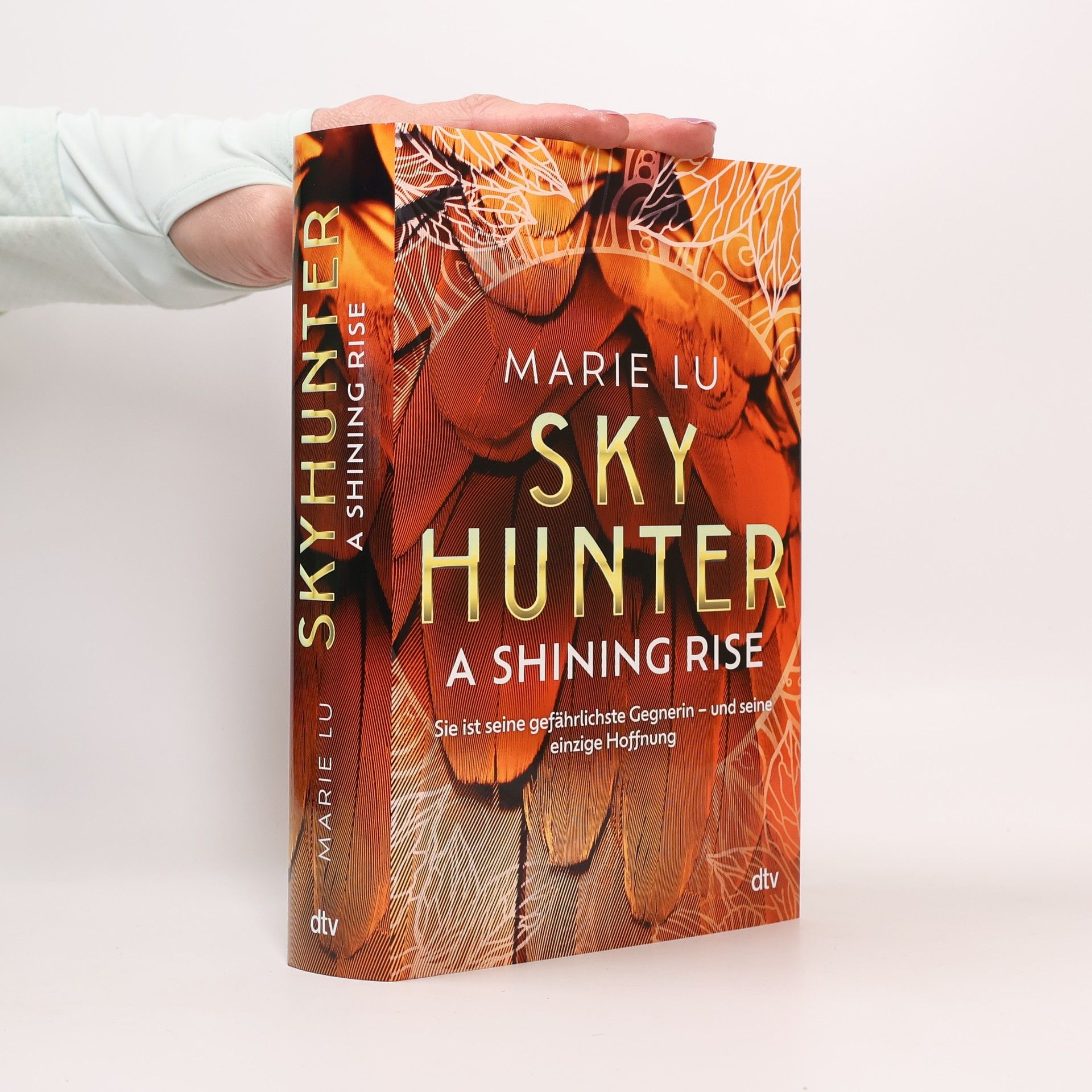 Marie Lu Skyhunter. A Shining Rise