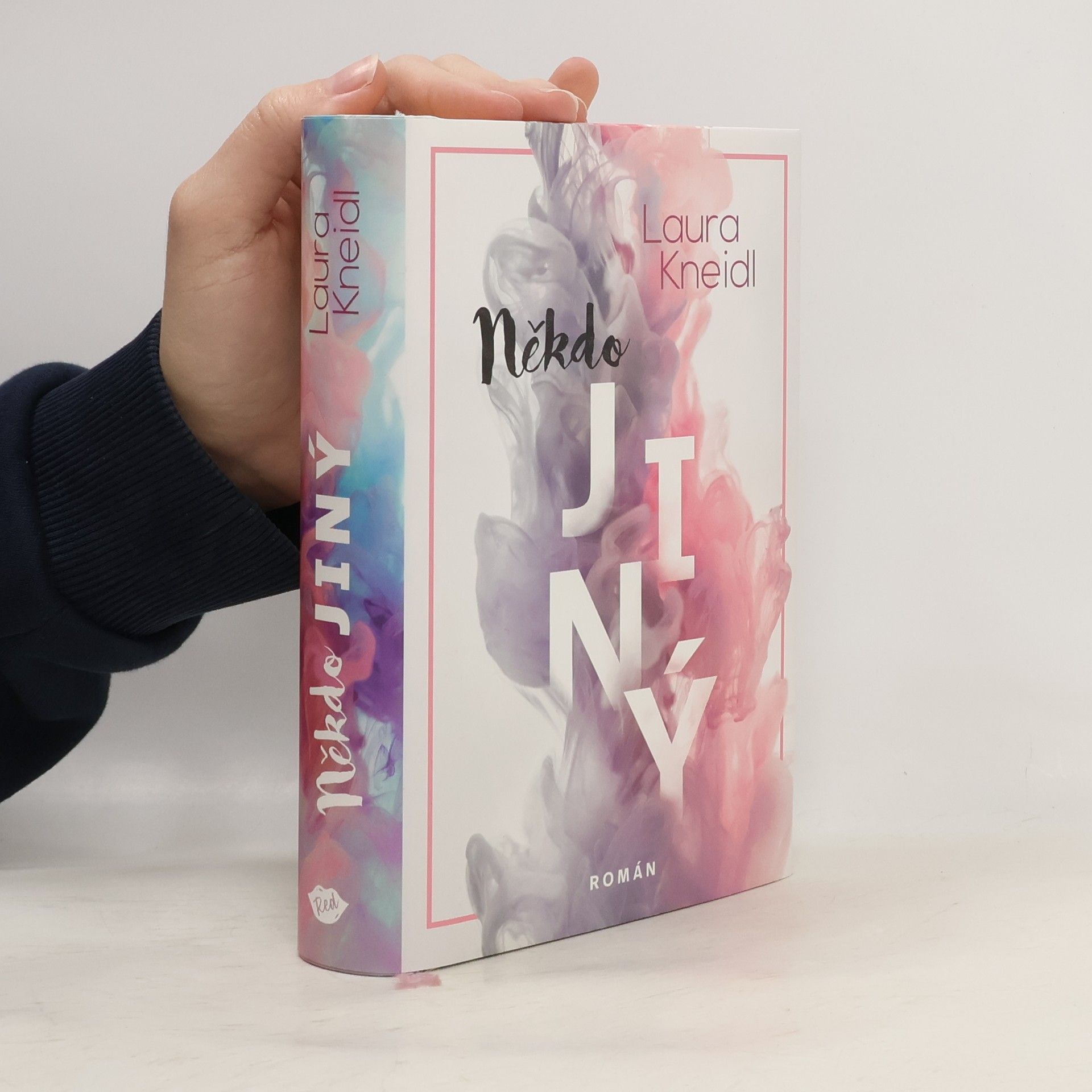 Laura Kneidl Někdo jiný