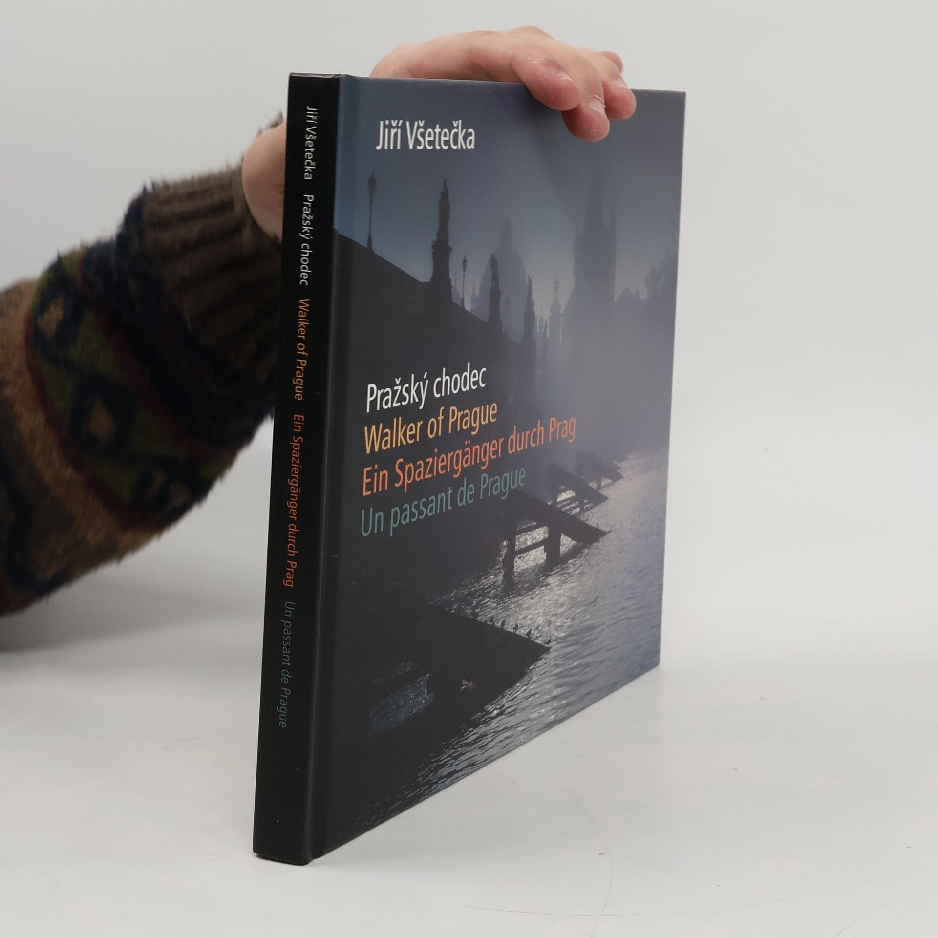 Jiří Všetečka Pražský chodec. Walker of Prague. Ein Spaziergänger durch Prag. Un passant de Prague