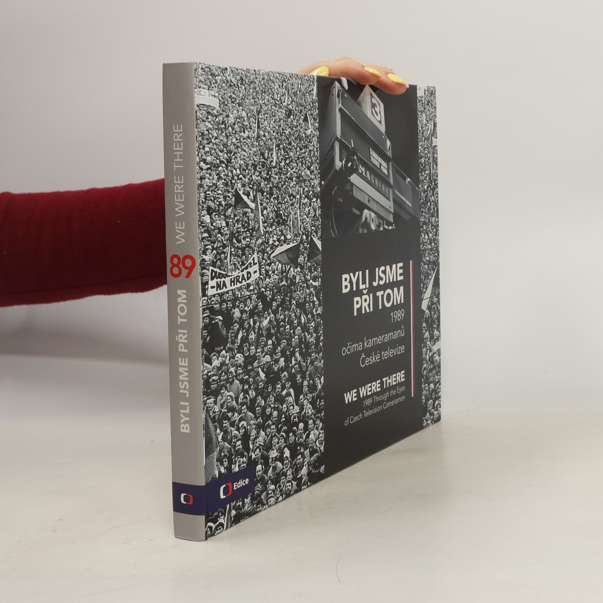 Kolektiv autorů Byli jsme při tom : 1989 očima kameramanů České televize = We were there : 1989 through the eyes of Czech television cameramen