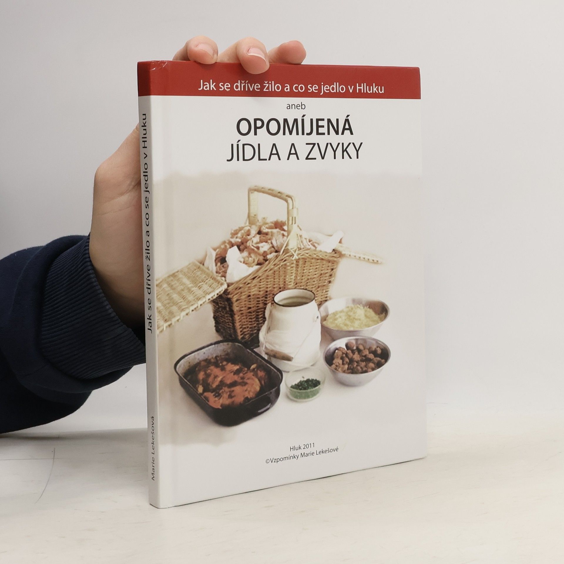 Marie Lekešová Jak se dříve žilo a co se jedlo v Hluku aneb opomíjená jídla a zvyky