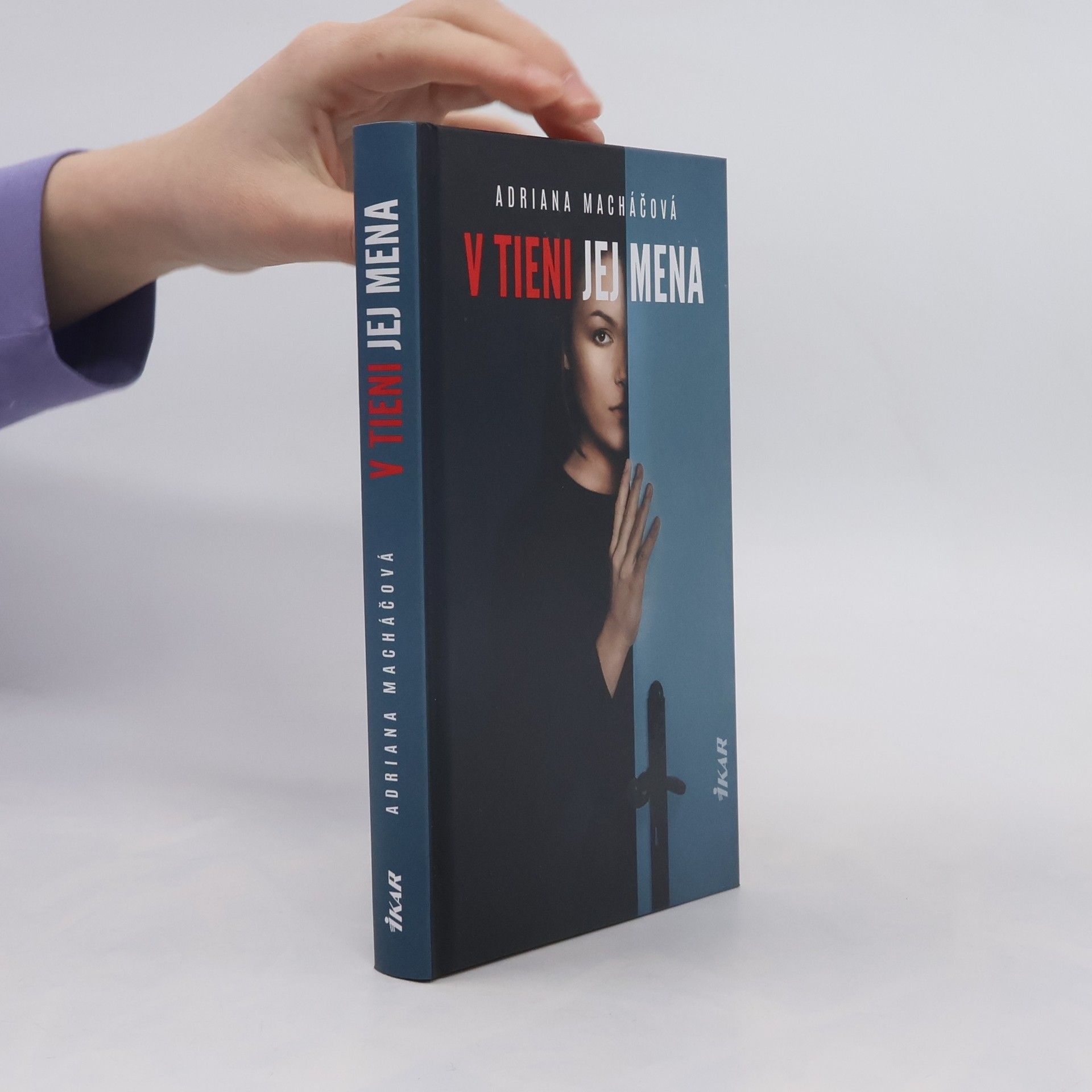 Adriana Machac V tieni jej mena