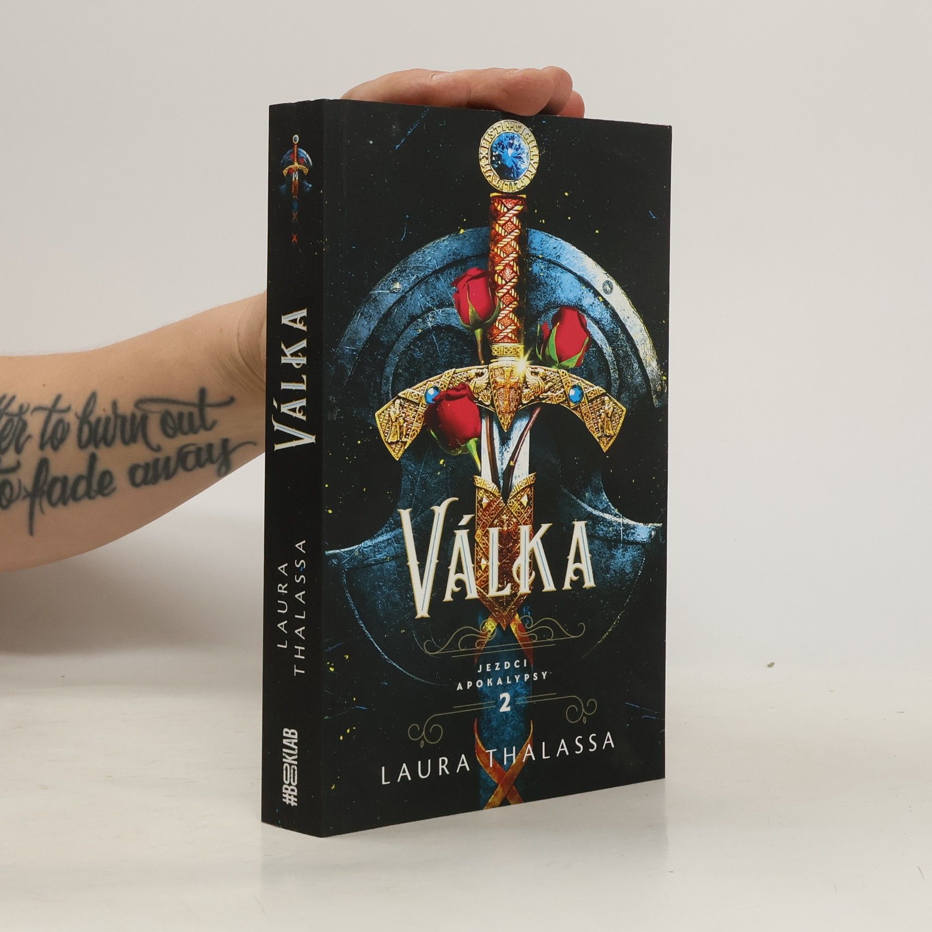 Laura Thalassa Válka