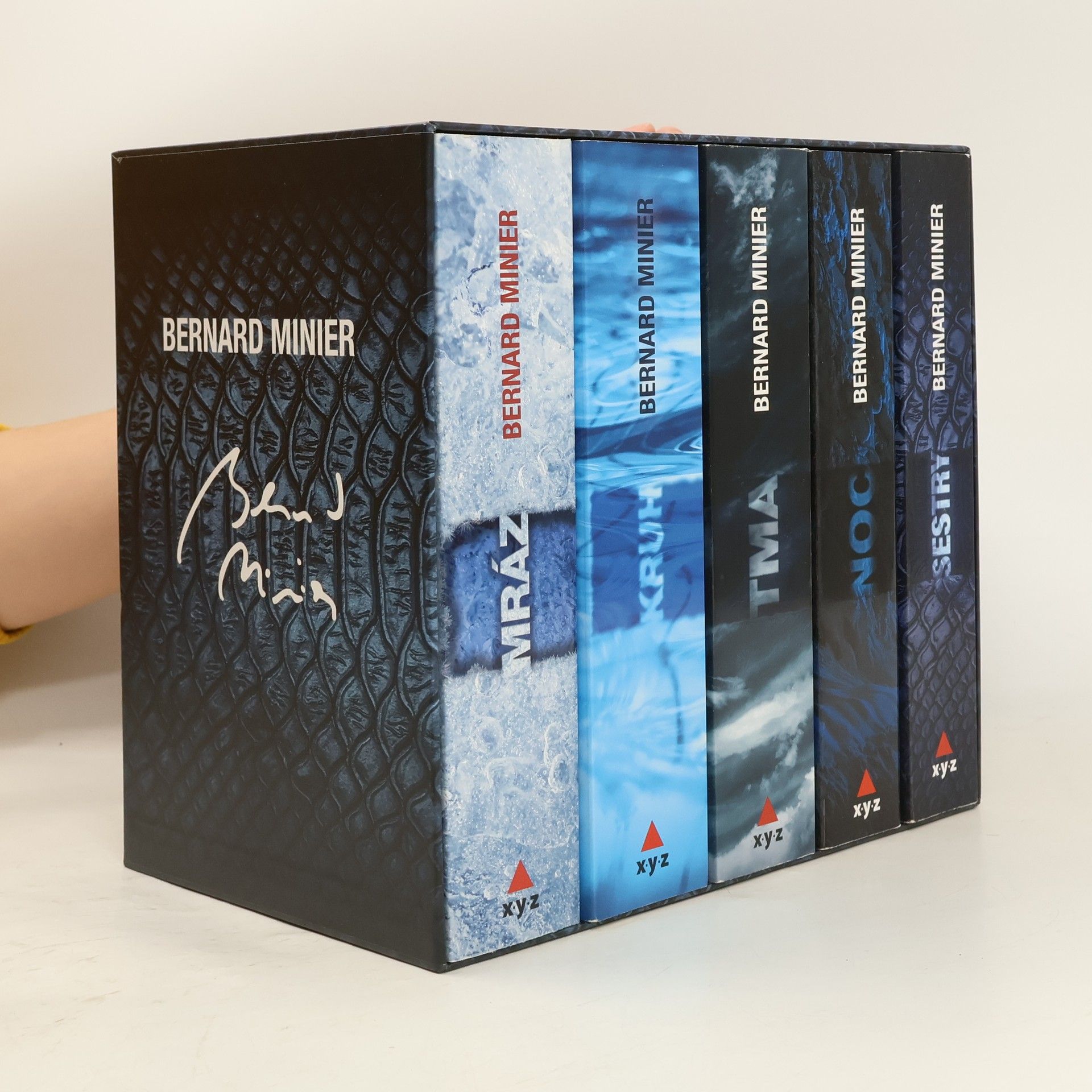 Bernard Minier 5x Bernard Minier (box): Mráz / Kruh / Tma / Noc / Sestry