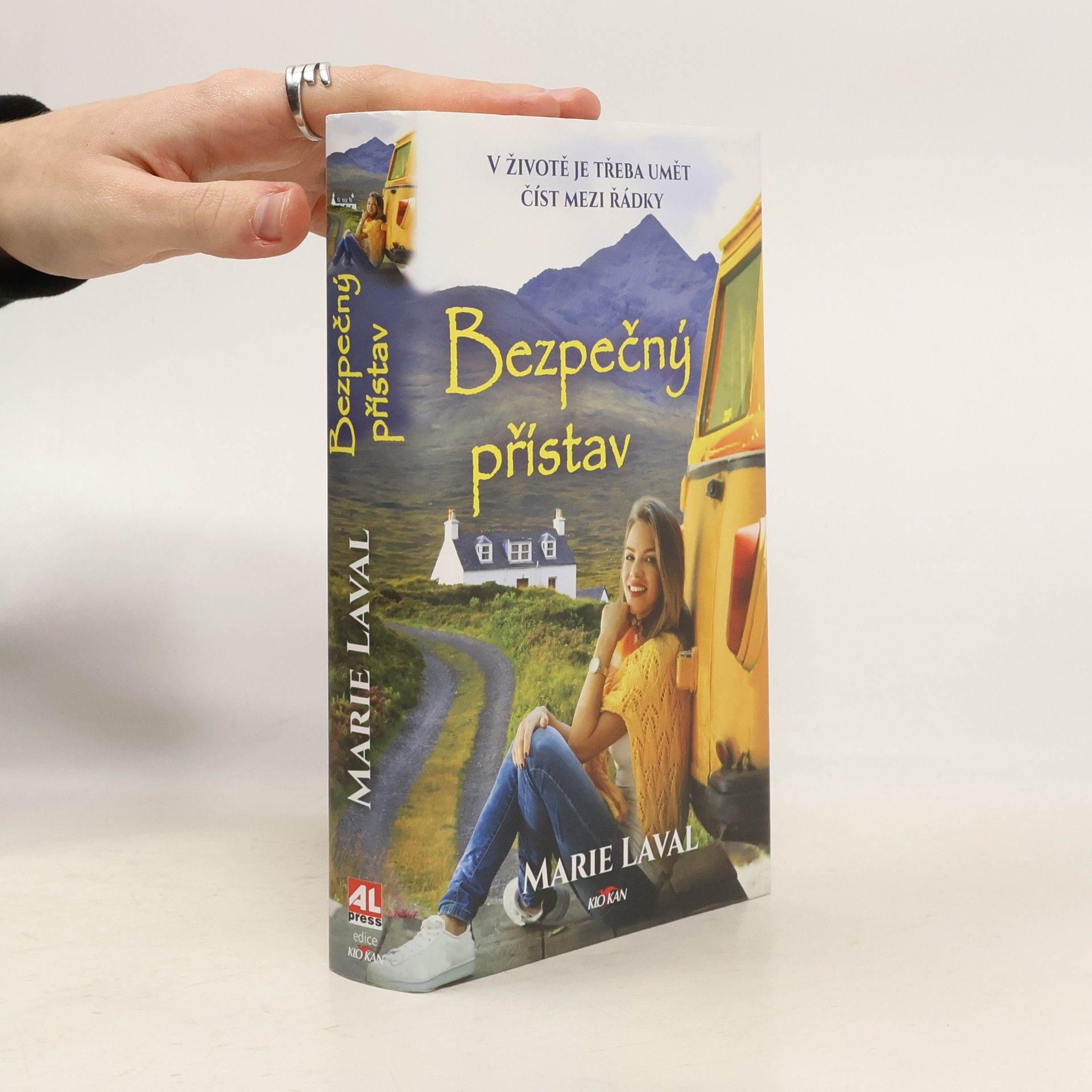 Jana Vlčková Bezpečný přístav : v životě je třeba umět číst mezi řádky