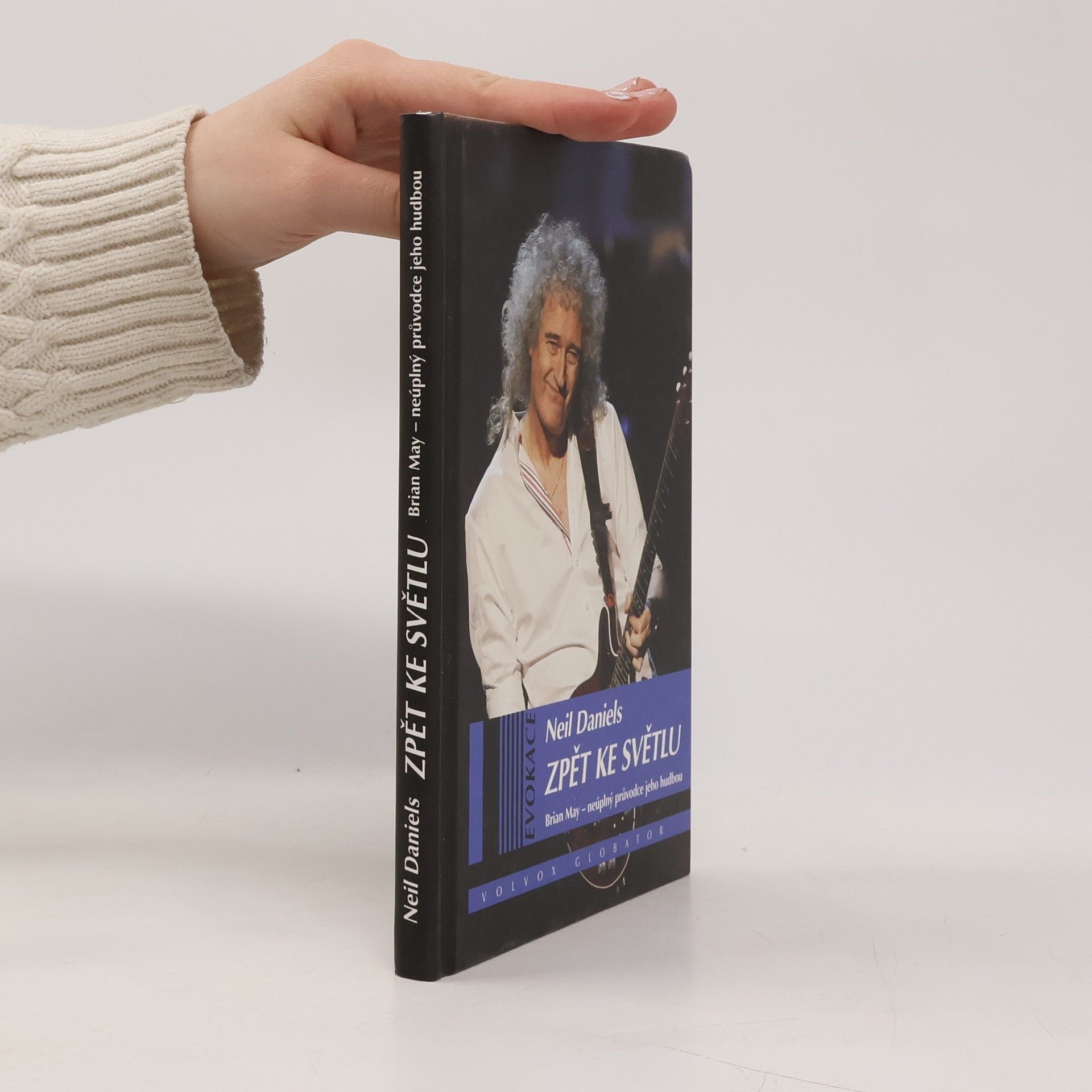 Neil Daniels Zpět ke světlu : Brian May – neúplný průvodce jeho hudbou