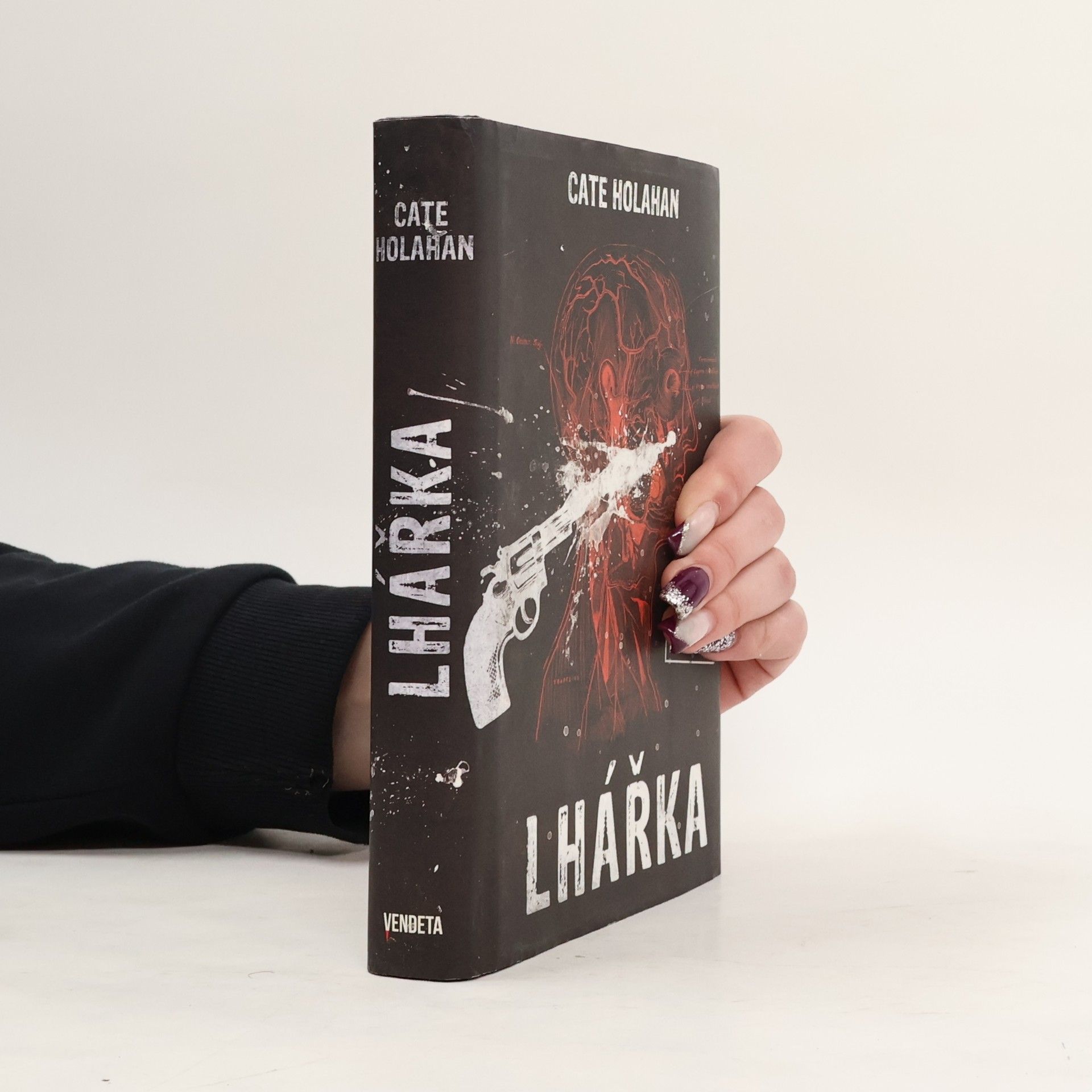 Cate Holahan Lhářka