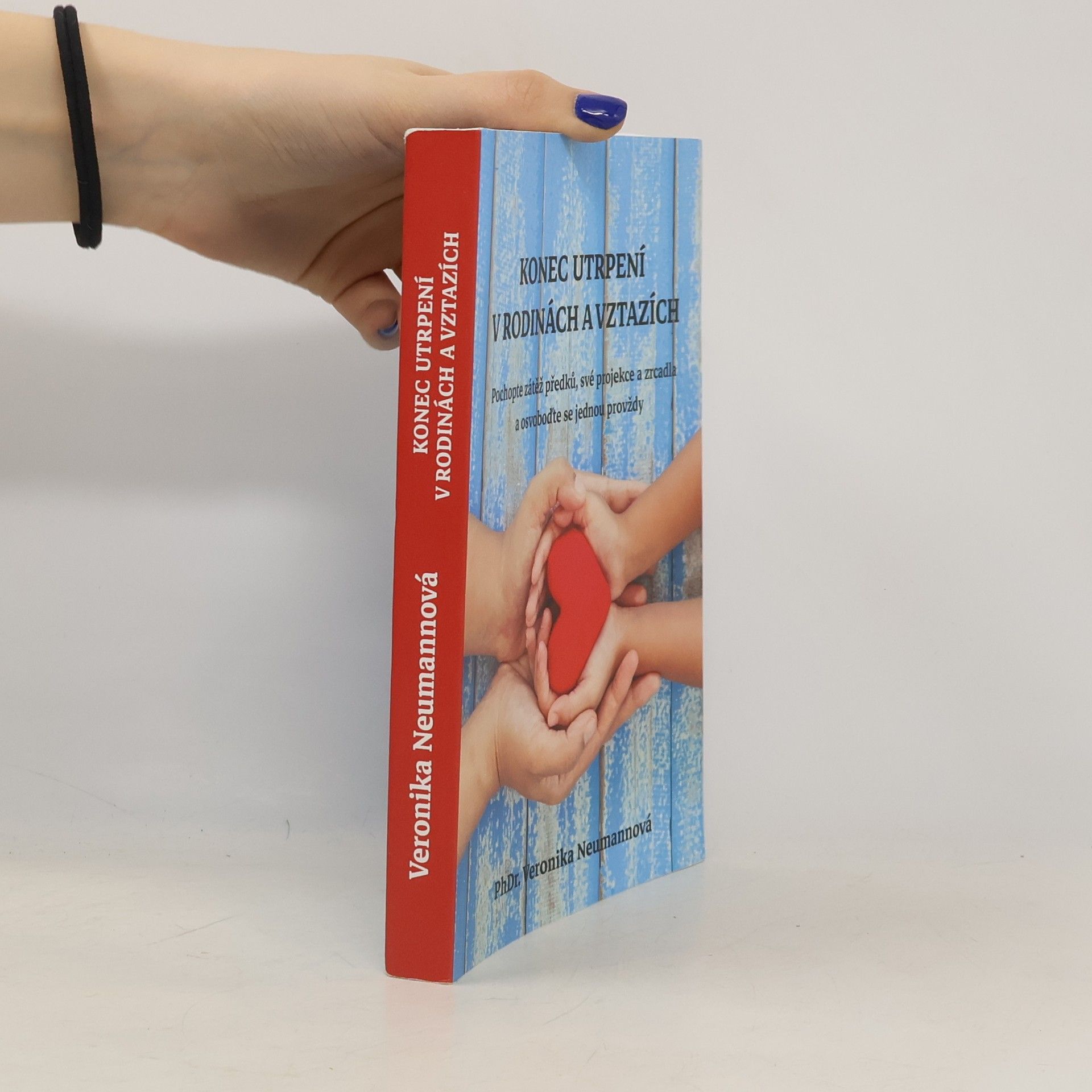 Veronika Neumannová Konec utrpení v rodinách a vztazích. Pochopte zátěž předků, své projekce a zrcadla a osvoboďte se jednou provždy