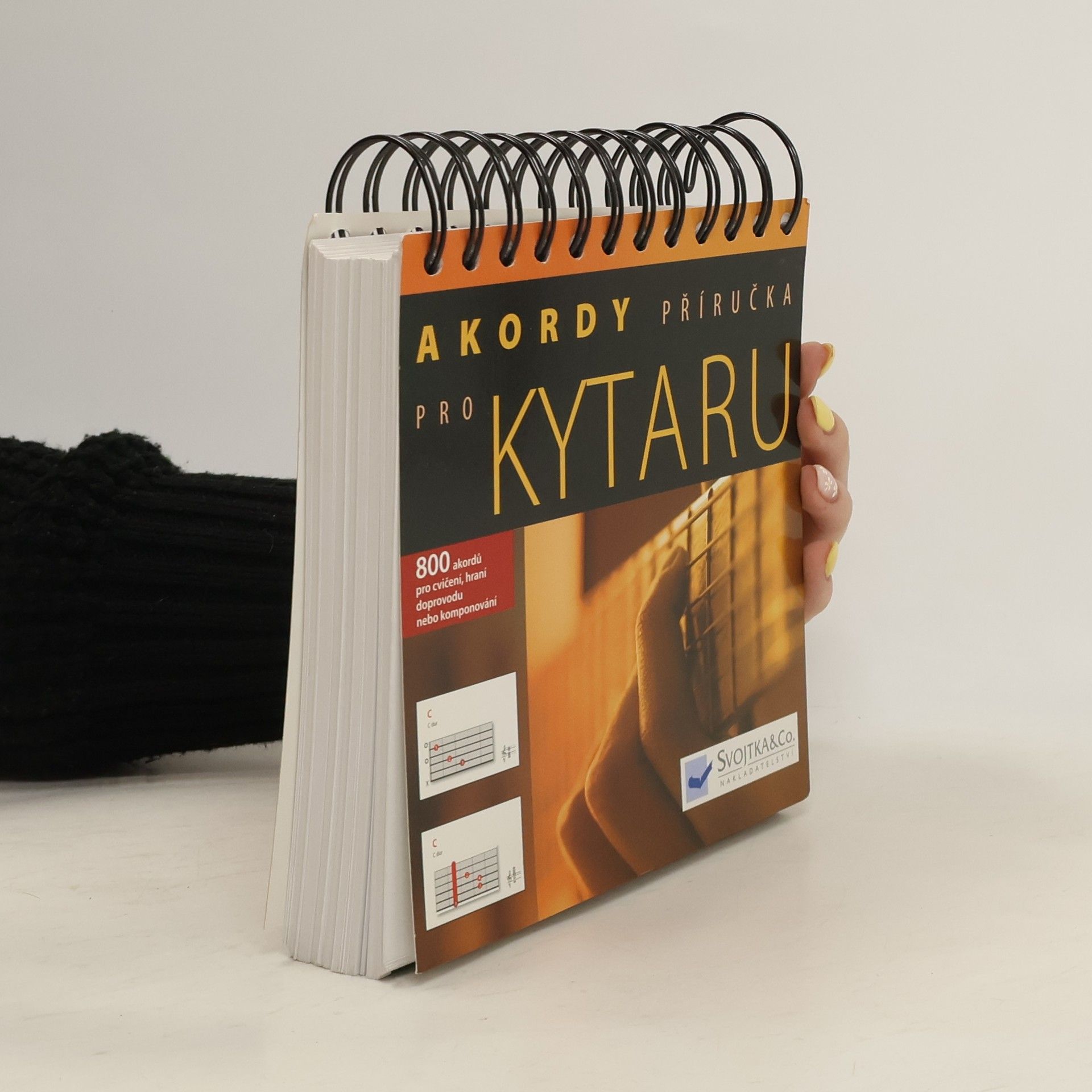 Jiří Dvořák Akordy pro kytaru příručka. 800 akordů pro cvičení, hraní doprovodu nebo komponování