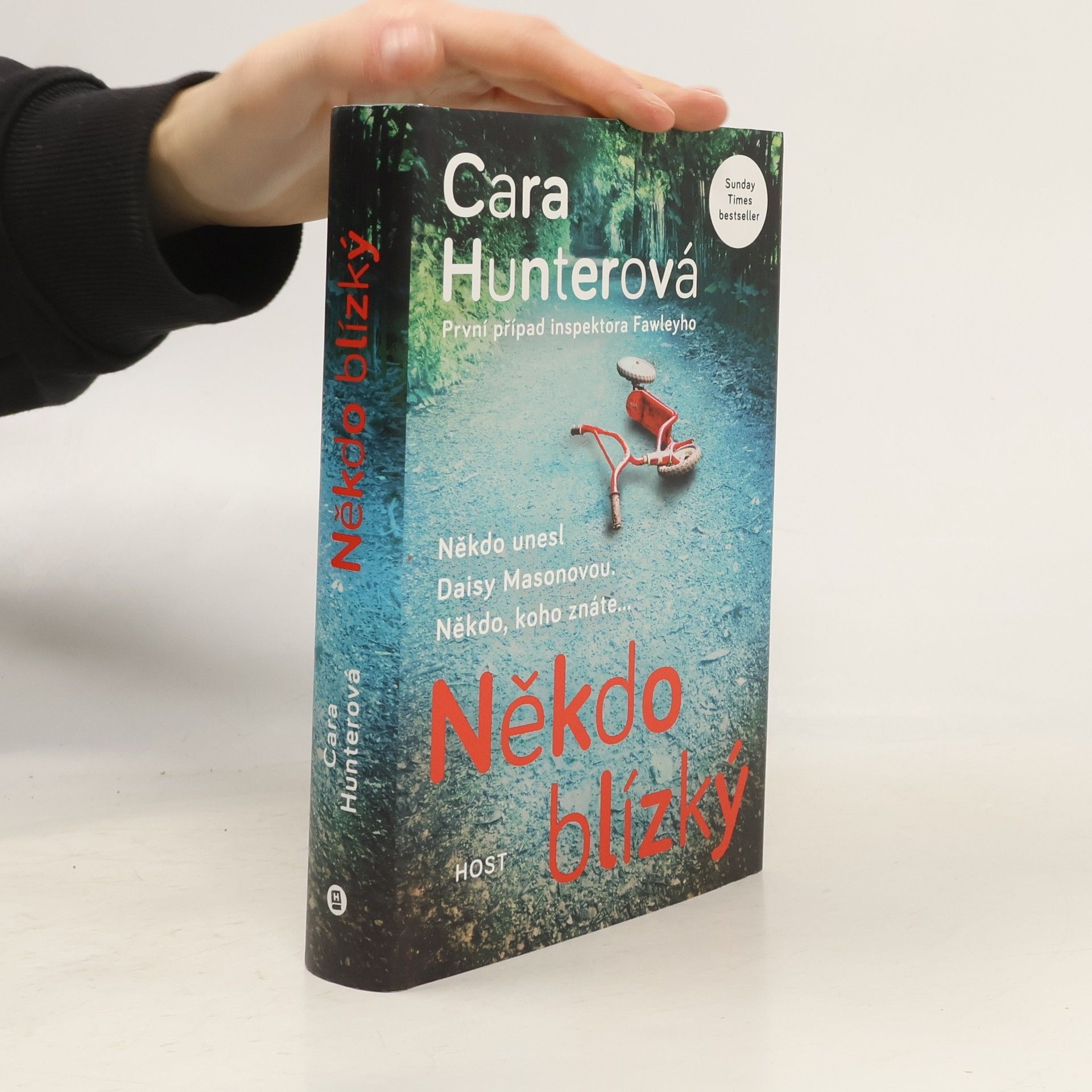 Cara Hunter Někdo blízký. První případ inspektora Fawleyho