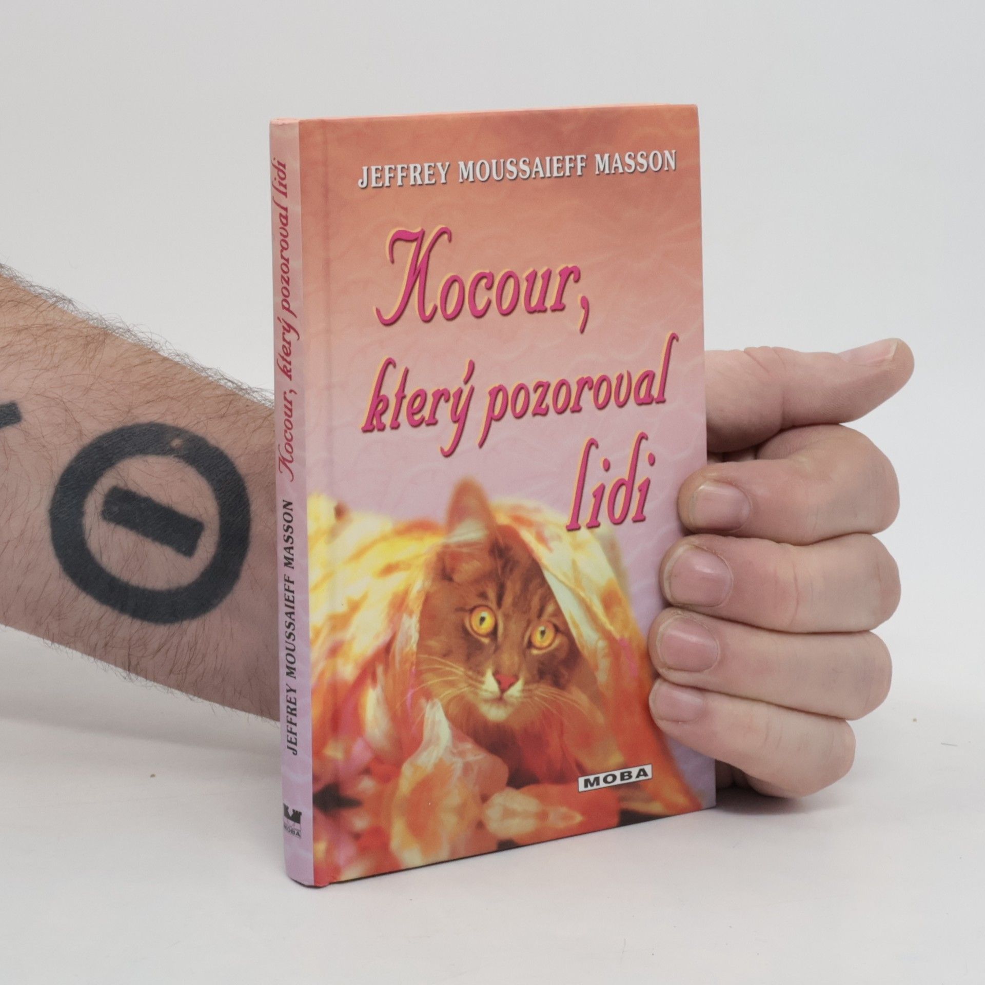 J. Moussaieff Jeffrey Moussaieff Masson Kocour, který pozoroval lidi