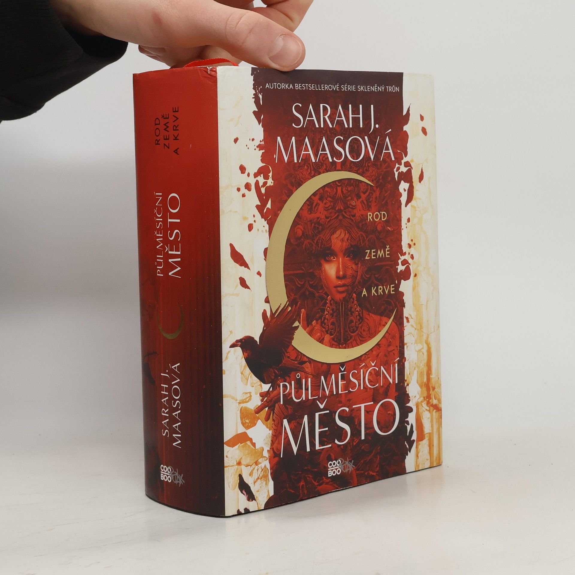 Sarah J. Maas Půlměsíční město. Rod země a krve